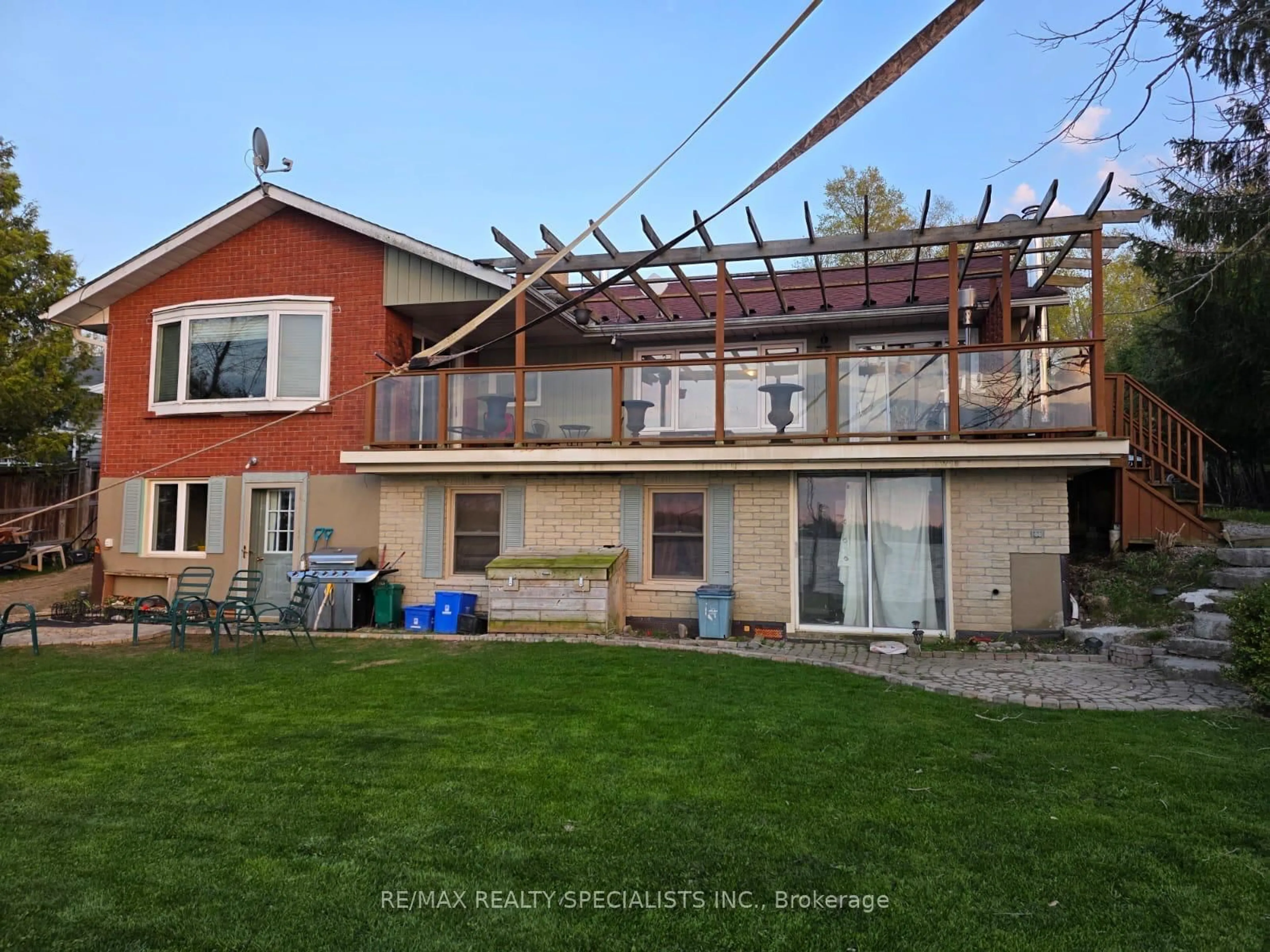 Home with vinyl exterior material, building for 520 Fralicks Beach Rd, Scugog Ontario L9L 1B6