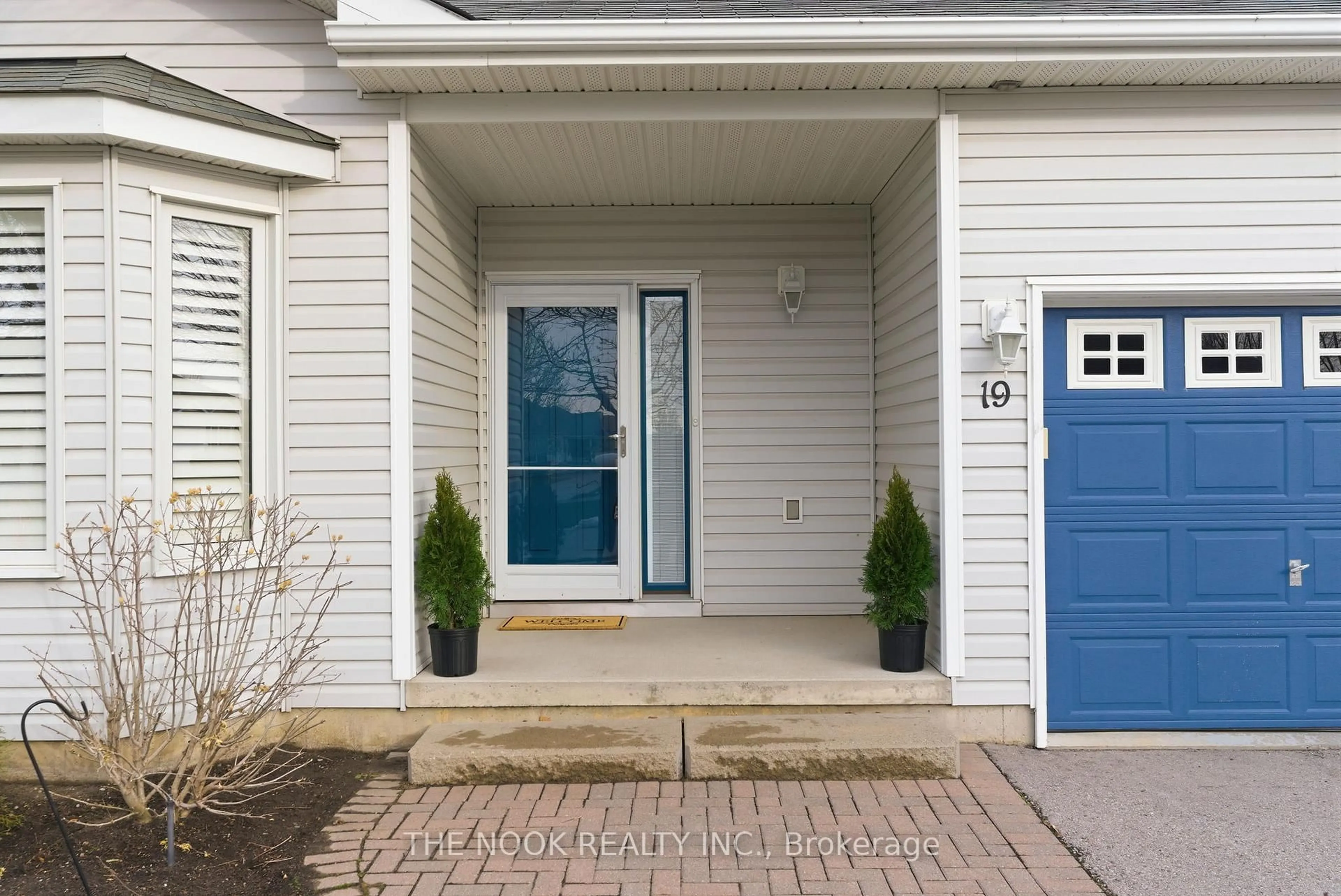 Indoor entryway for 19 Heatherelea Dr, Clarington Ontario L1B 0B1