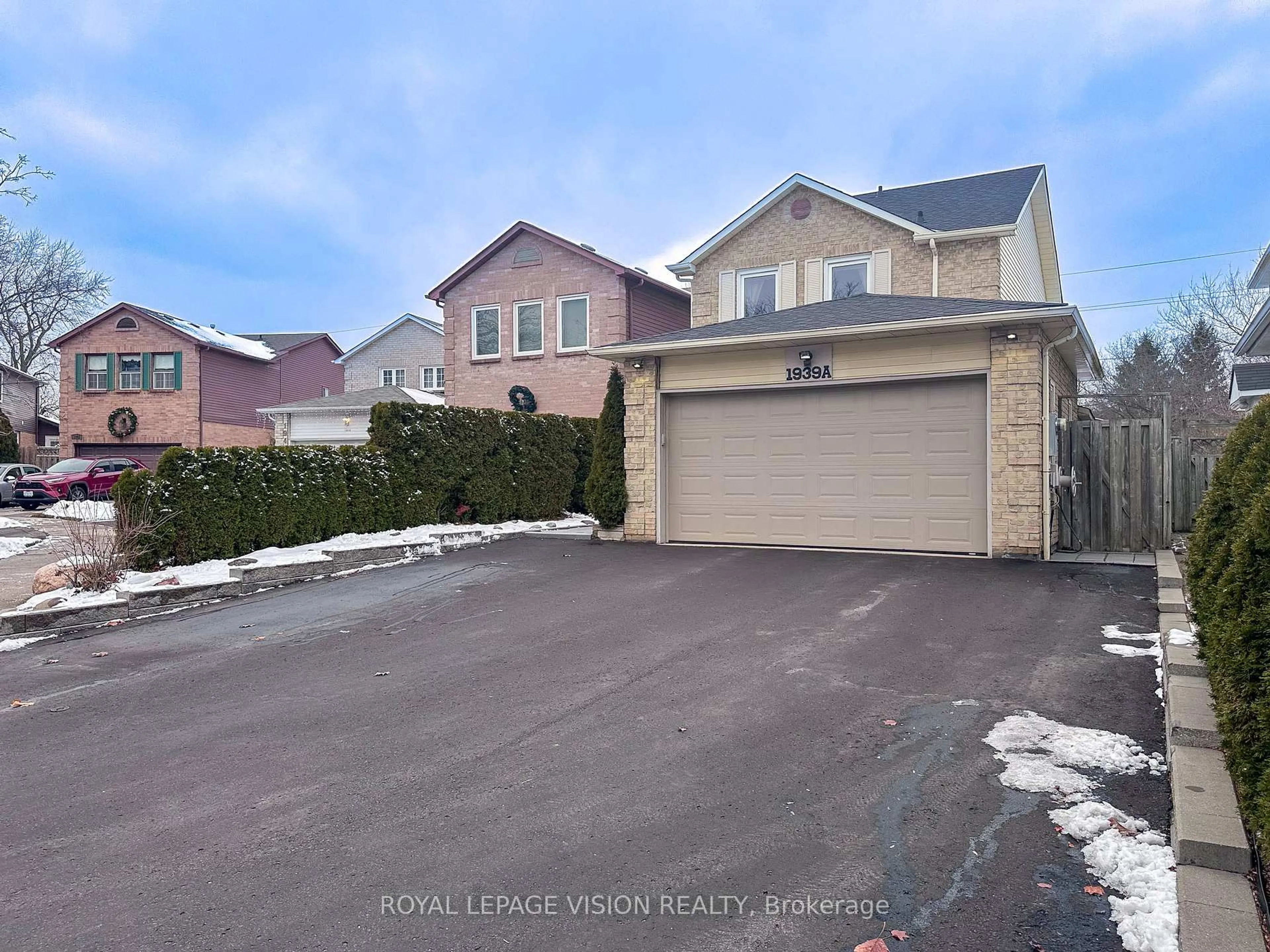 A pic from outside/outdoor area/front of a property/back of a property/a pic from drone, street for 1939 A Parkside Dr, Pickering Ontario L1V 3N6