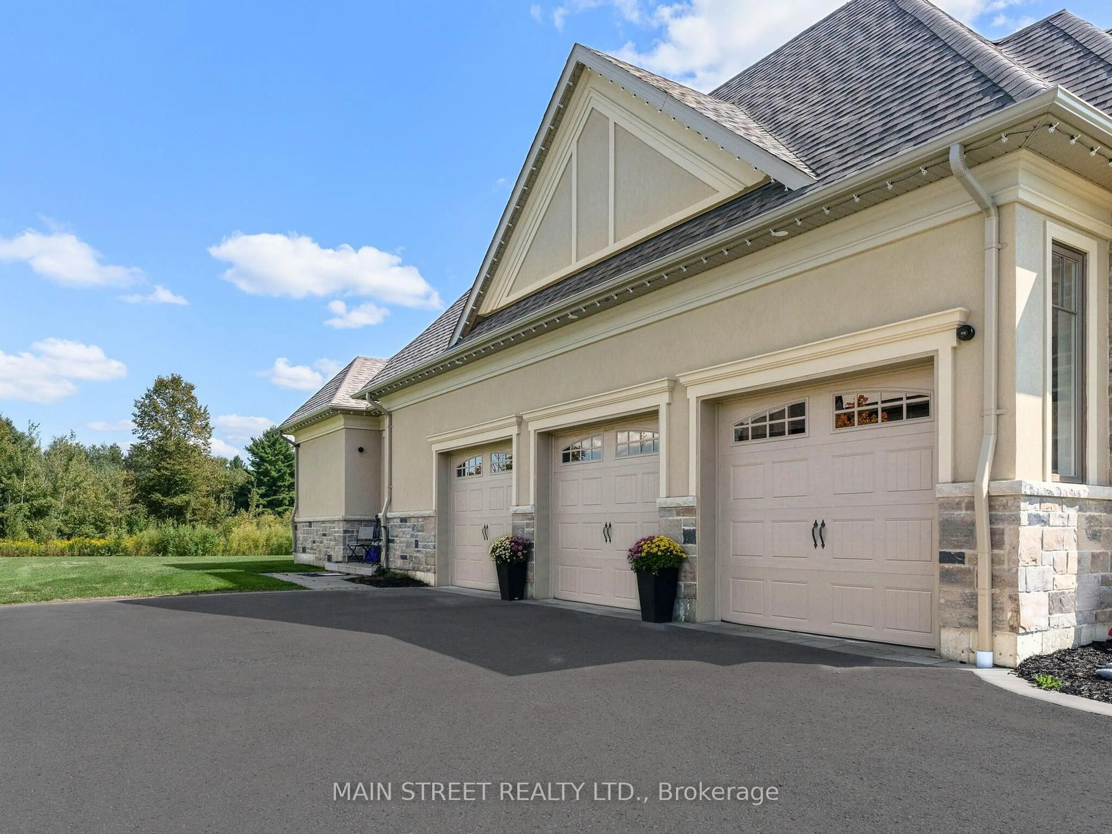 Indoor garage for 21 Dexshire Dr, Ajax Ontario L1Z 0T8