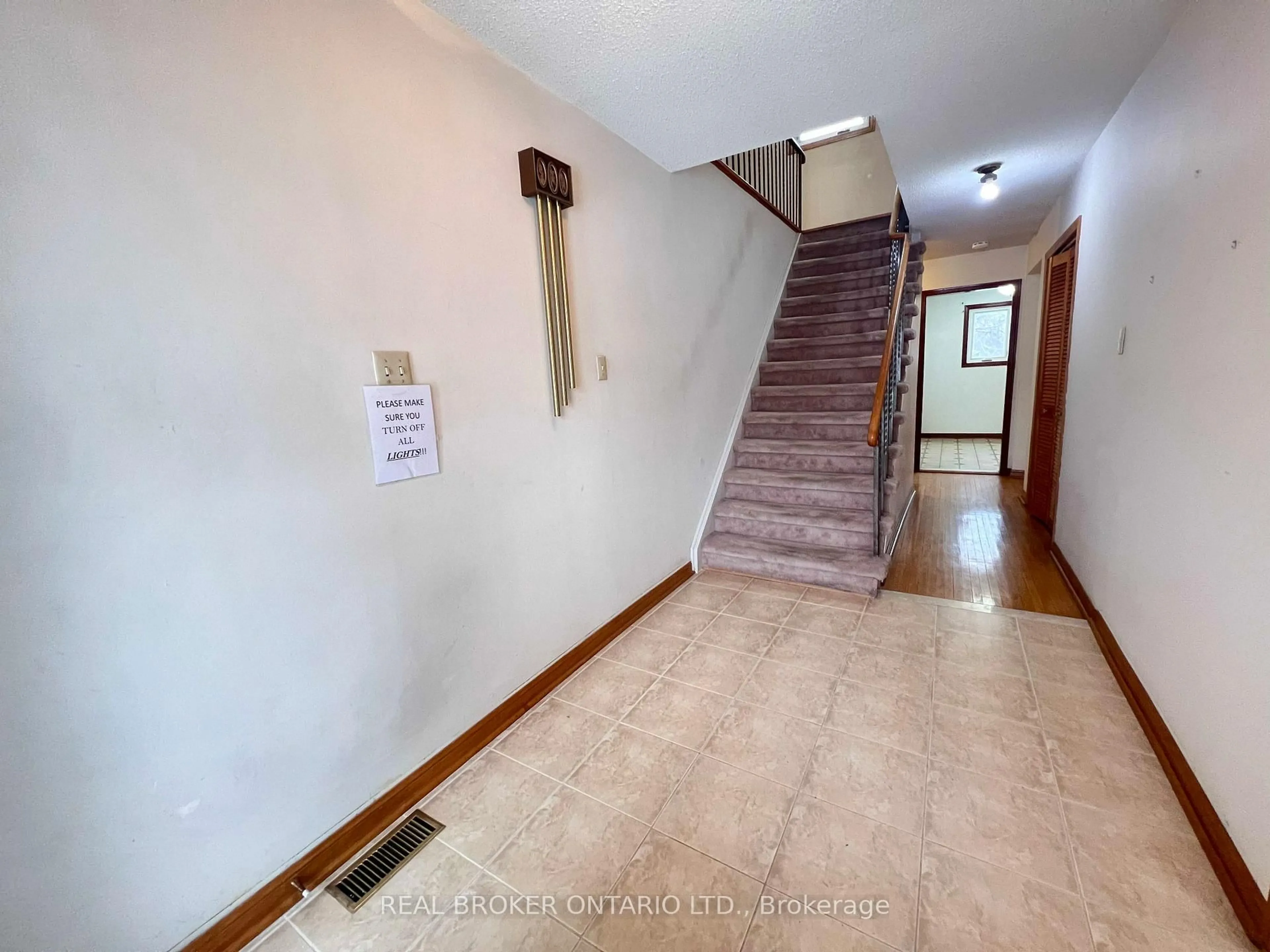 Indoor foyer for 41 Cleethorpes Blvd, Toronto Ontario M1S 2S7