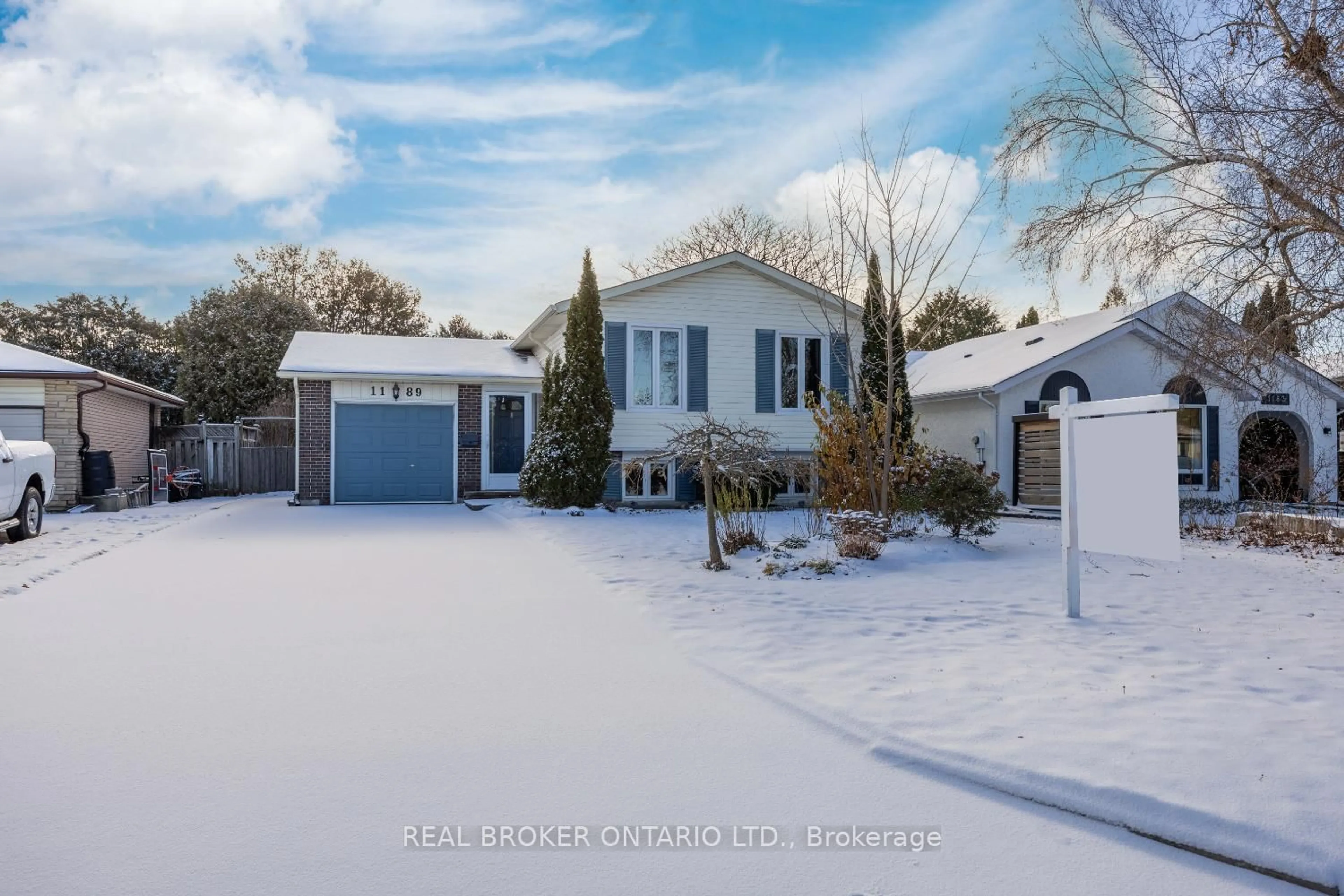 A pic from outside/outdoor area/front of a property/back of a property/a pic from drone, street for 1189 Erinlea Ave, Oshawa Ontario L1H 7J4