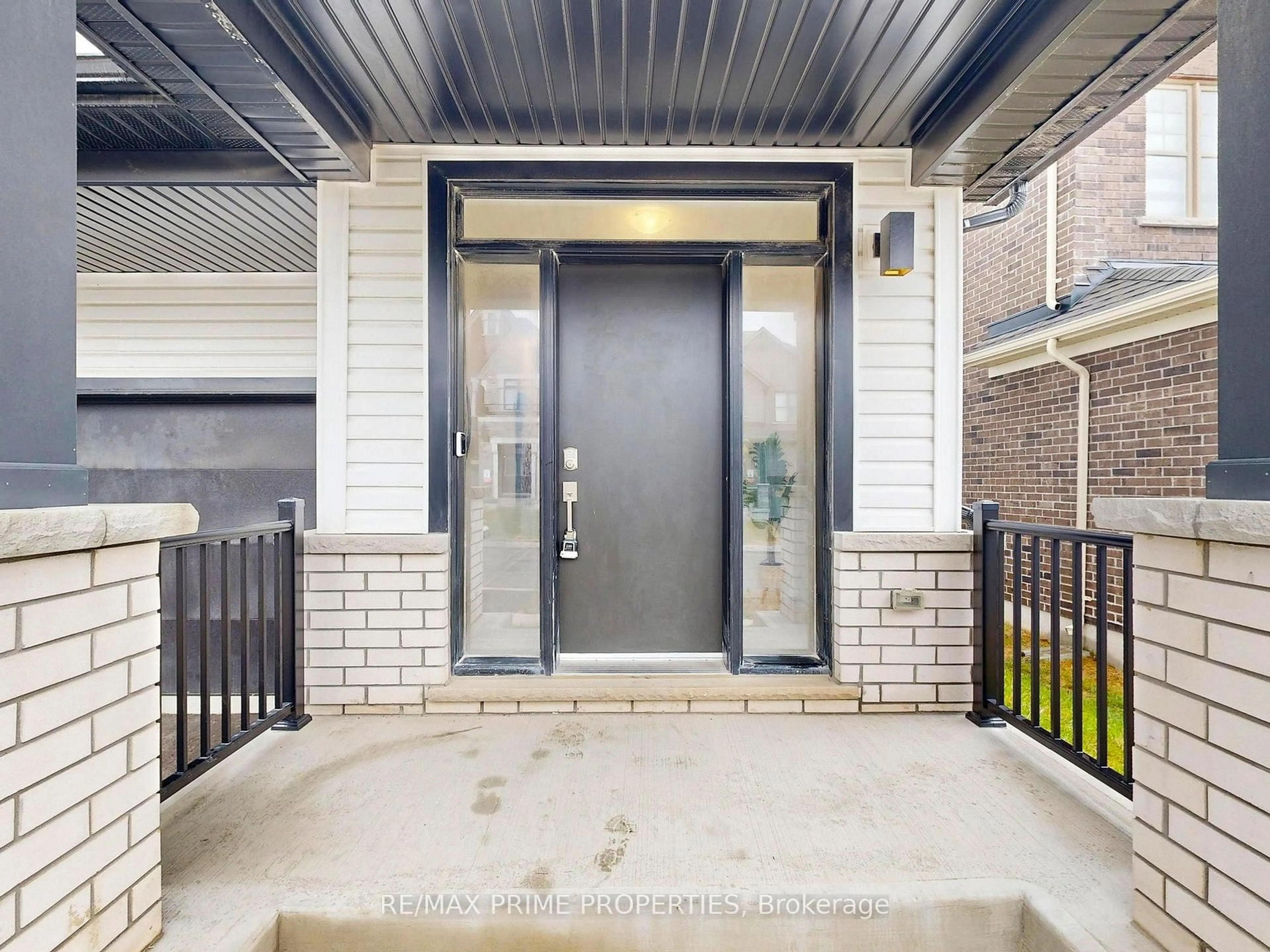 Indoor entryway for 1039 Thompson Dr, Oshawa Ontario L1L 0V6