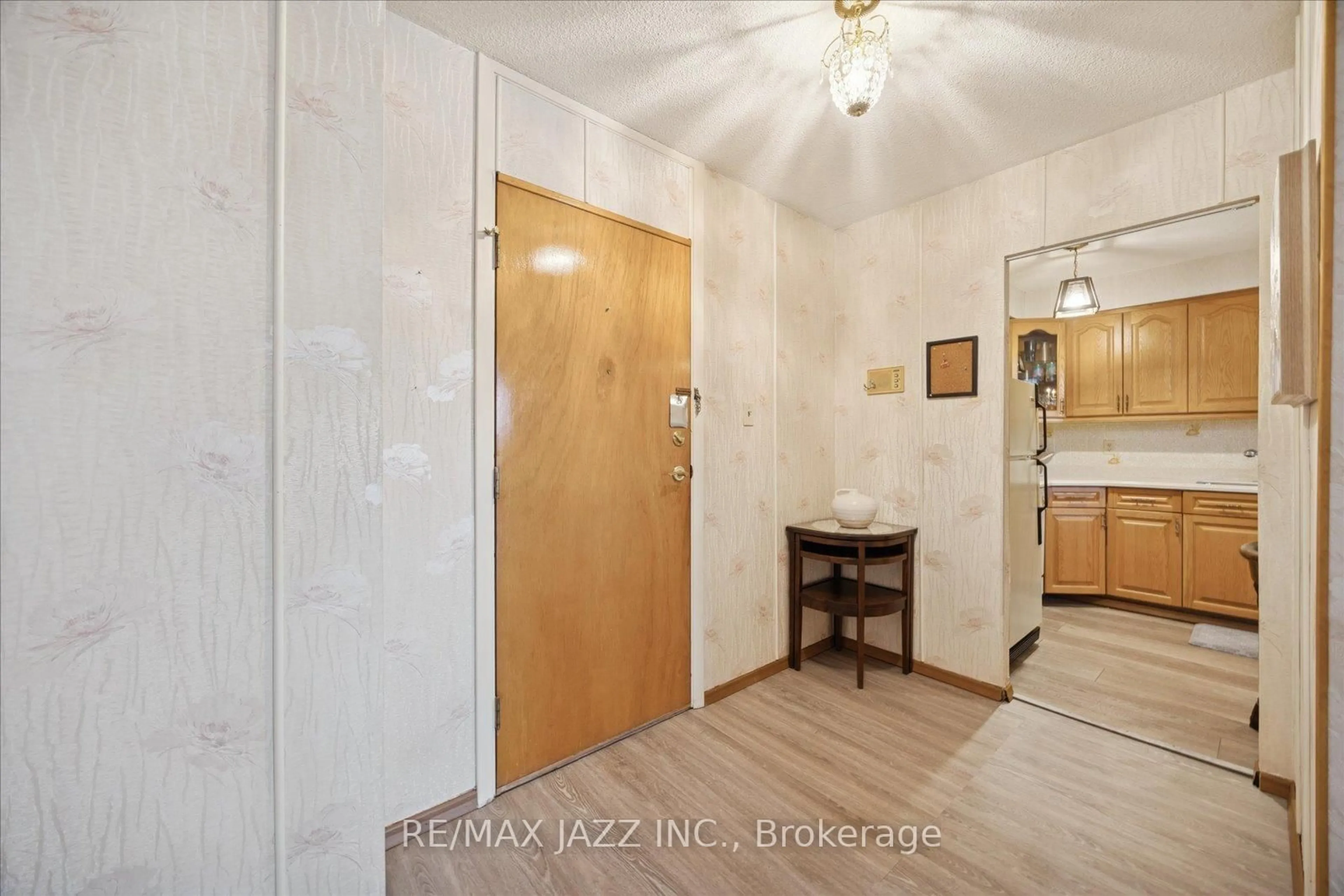 Indoor entryway for 120 Elgin St #102, Oshawa Ontario L1G 1S7