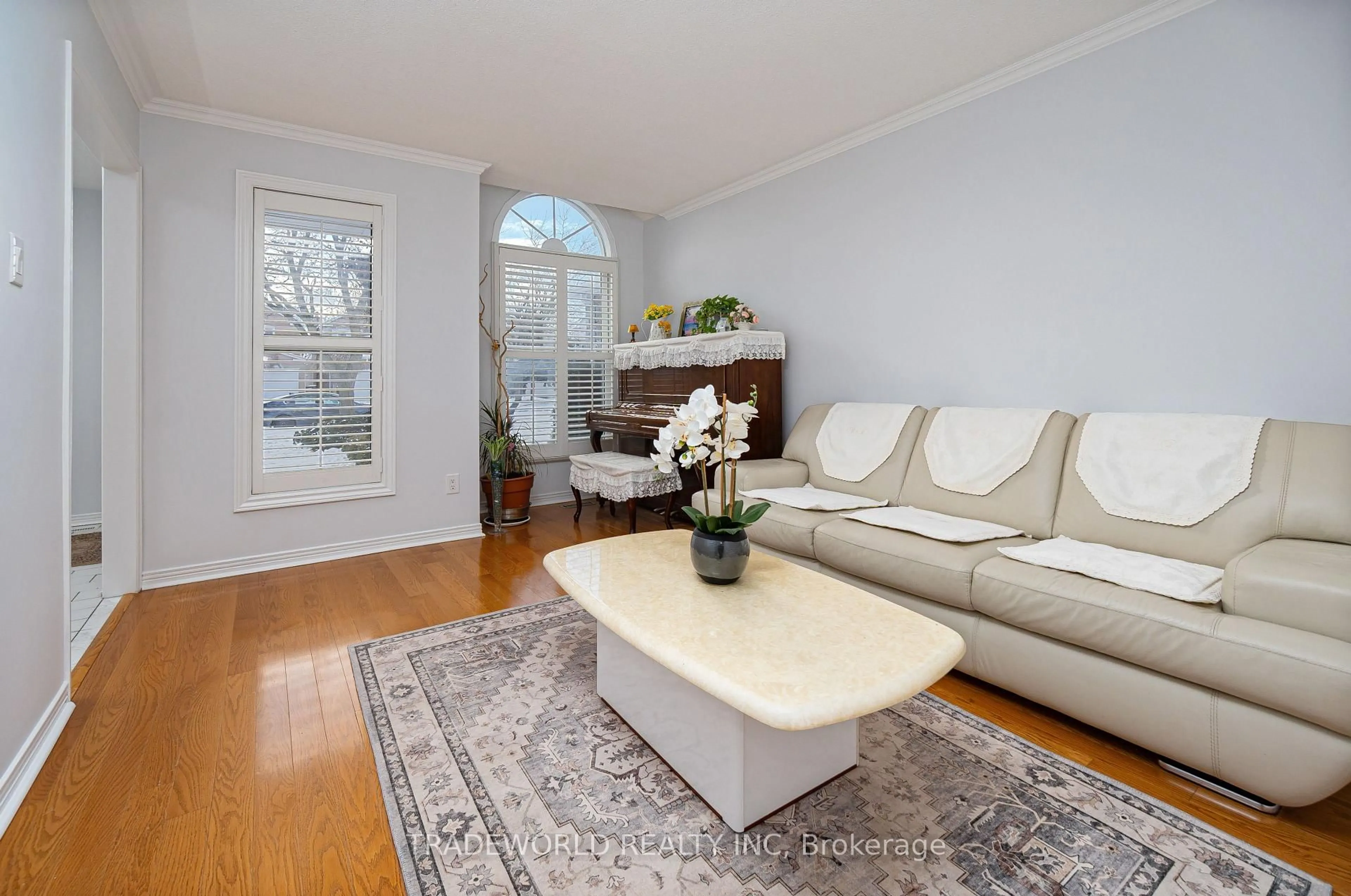 Living room with furniture, wood/laminate floor for 22 Hambleton Crt, Toronto Ontario M1V 4P4