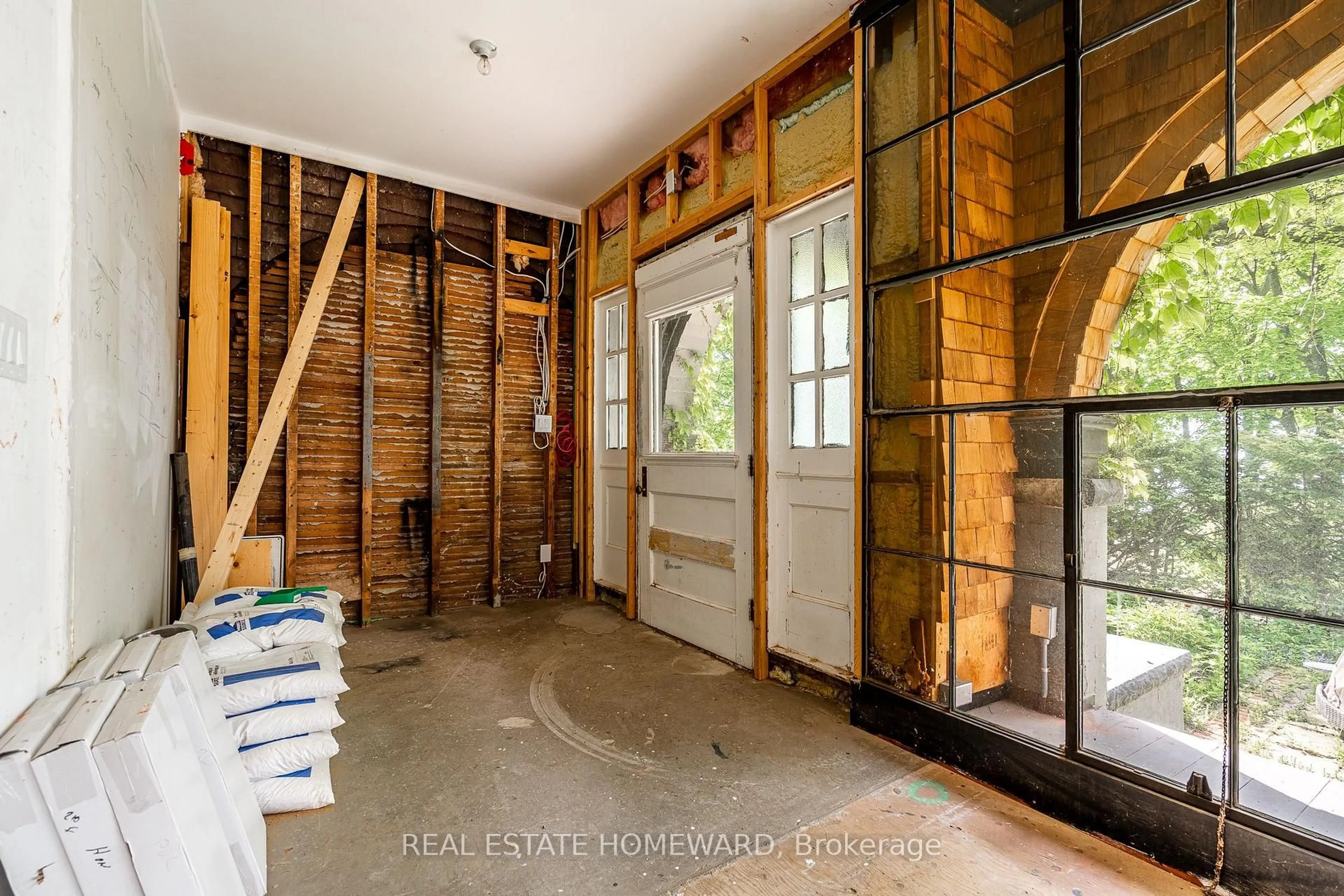 Indoor entryway for 3025 Queen St, Toronto Ontario M1N 1A5