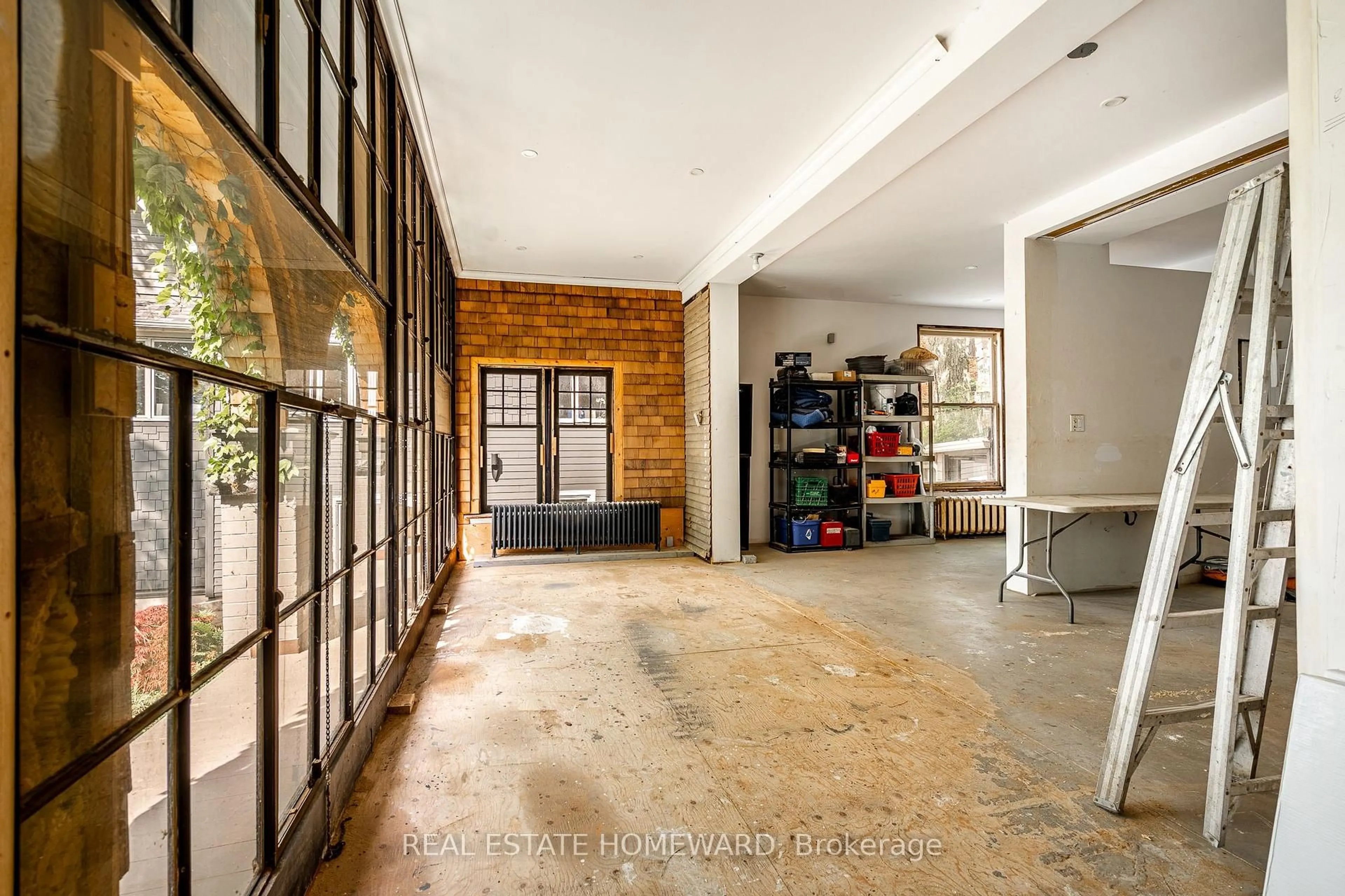 Indoor foyer for 3025 Queen St, Toronto Ontario M1N 1A5