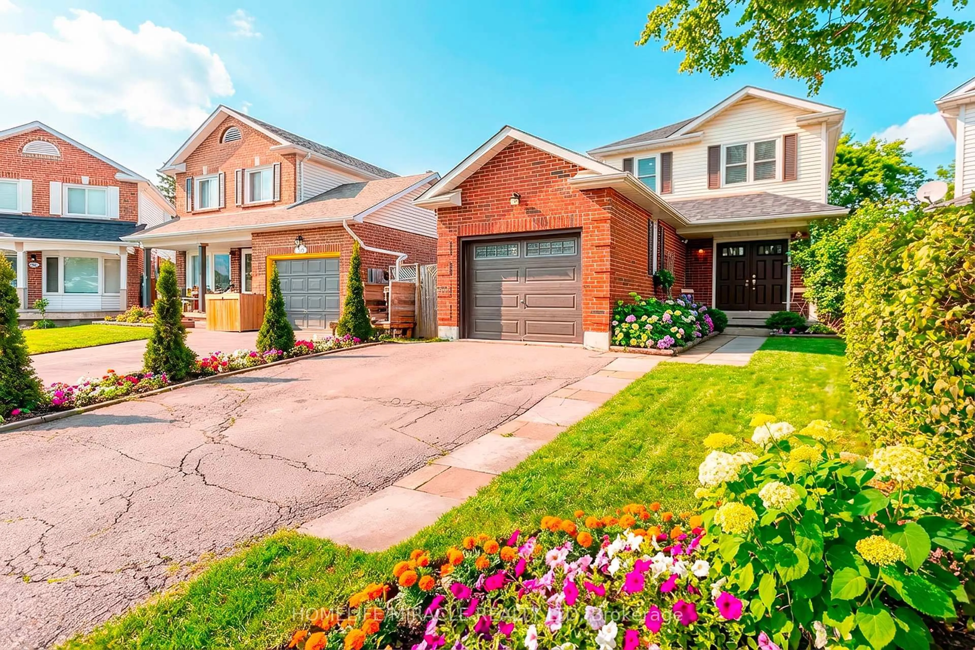 Home with brick exterior material, street for 33 Mossgrove Crt, Clarington Ontario L1E 1P3