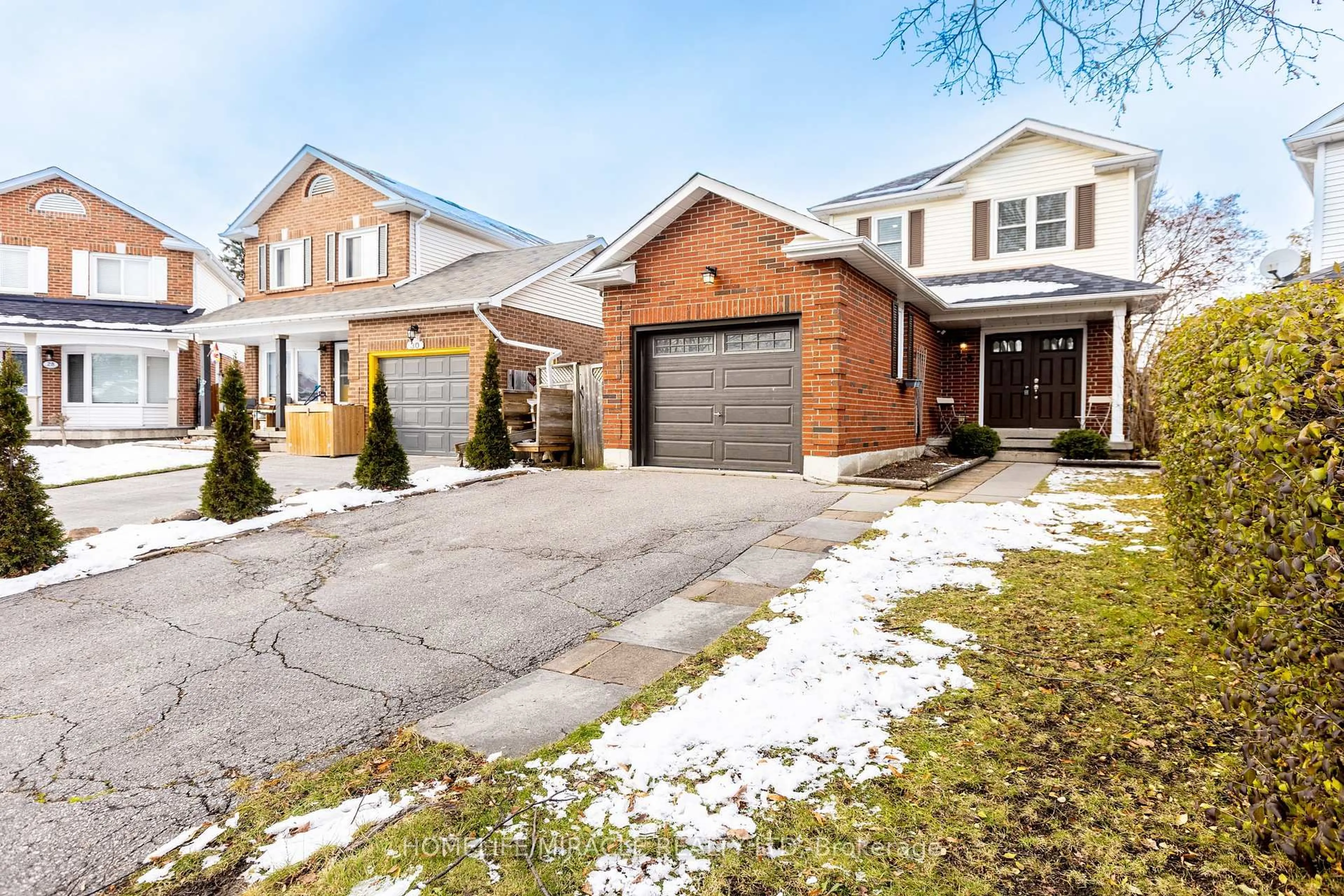 Home with brick exterior material, street for 33 Mossgrove Crt, Clarington Ontario L1E 1P3