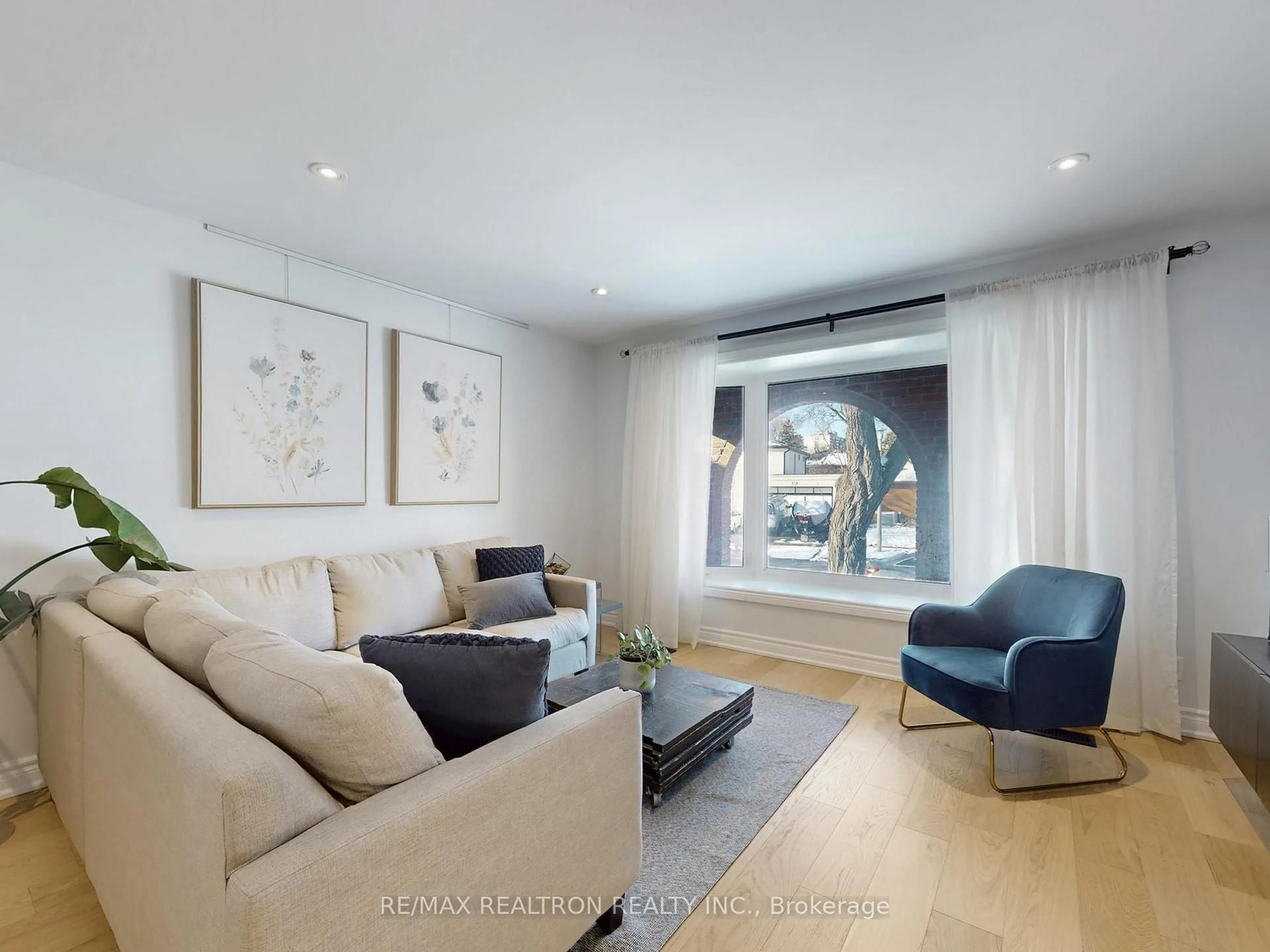 Living room with furniture, wood/laminate floor for 40 Eastlea Cres, Toronto Ontario M1T 3A6