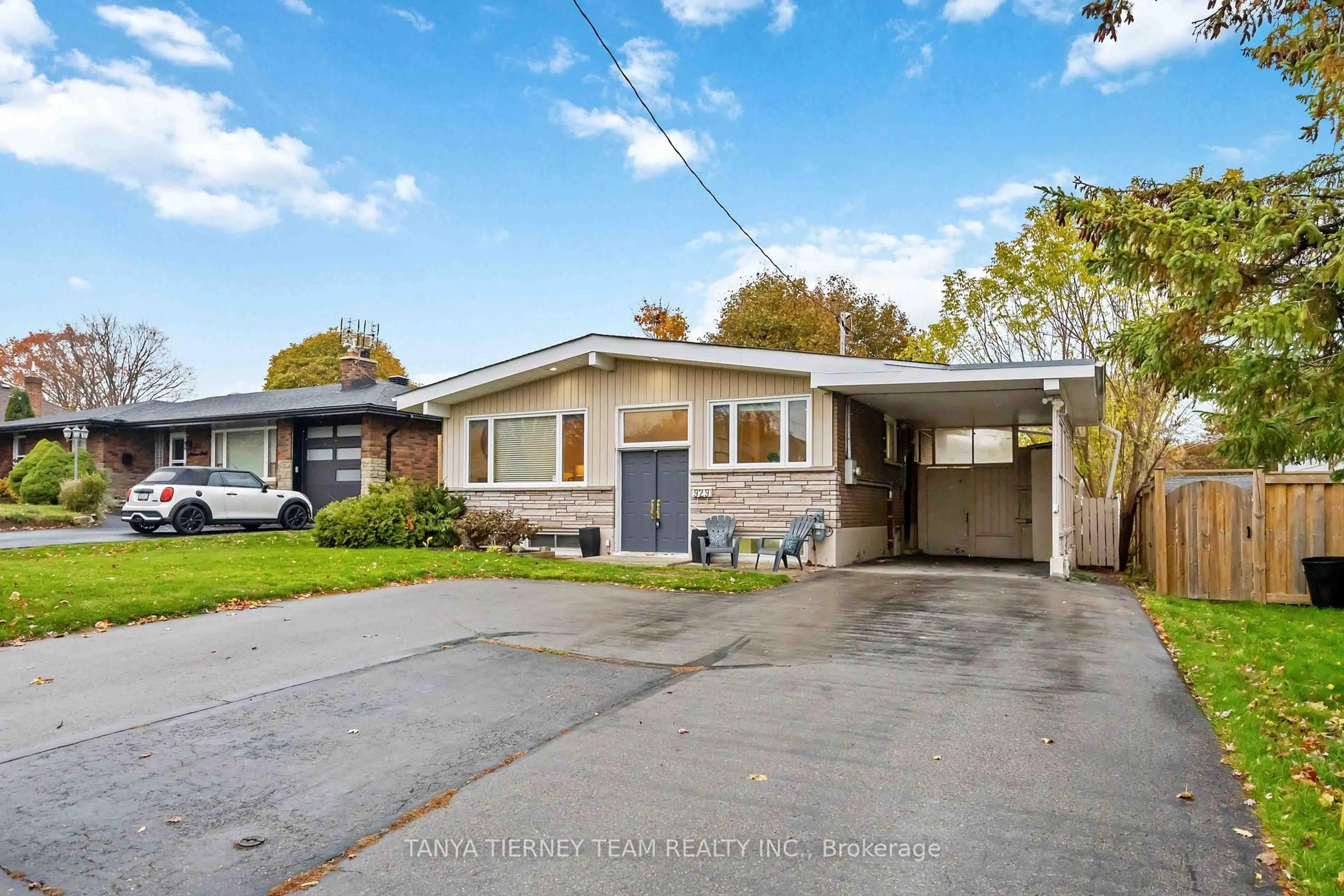 Home with vinyl exterior material, street for 929 Masson St, Oshawa Ontario L1G 5B3