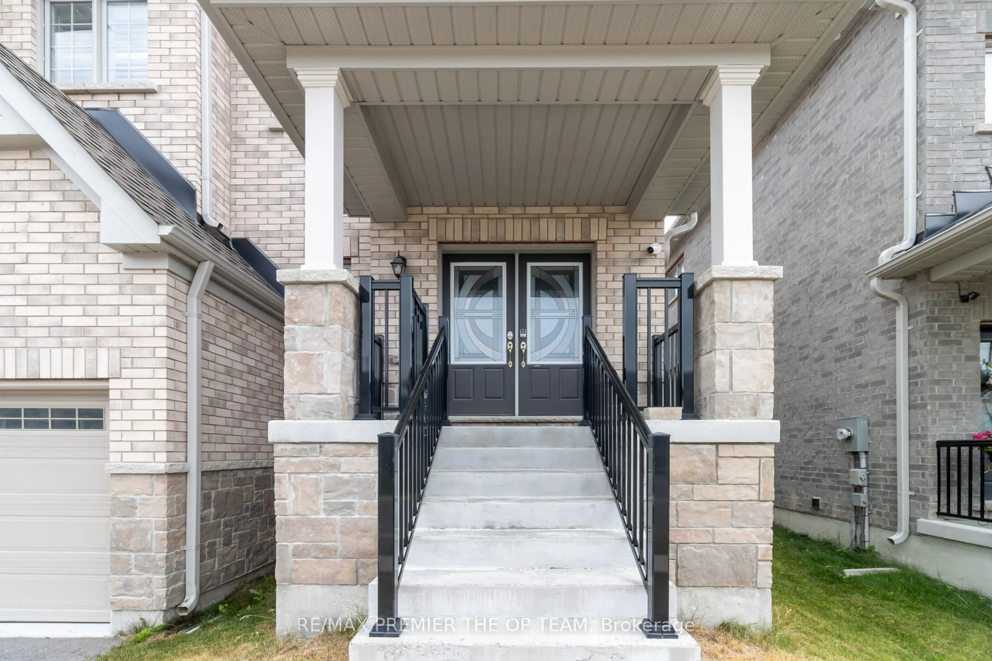 Indoor entryway for 1941 Don White Crt, Oshawa Ontario L1K 1A1
