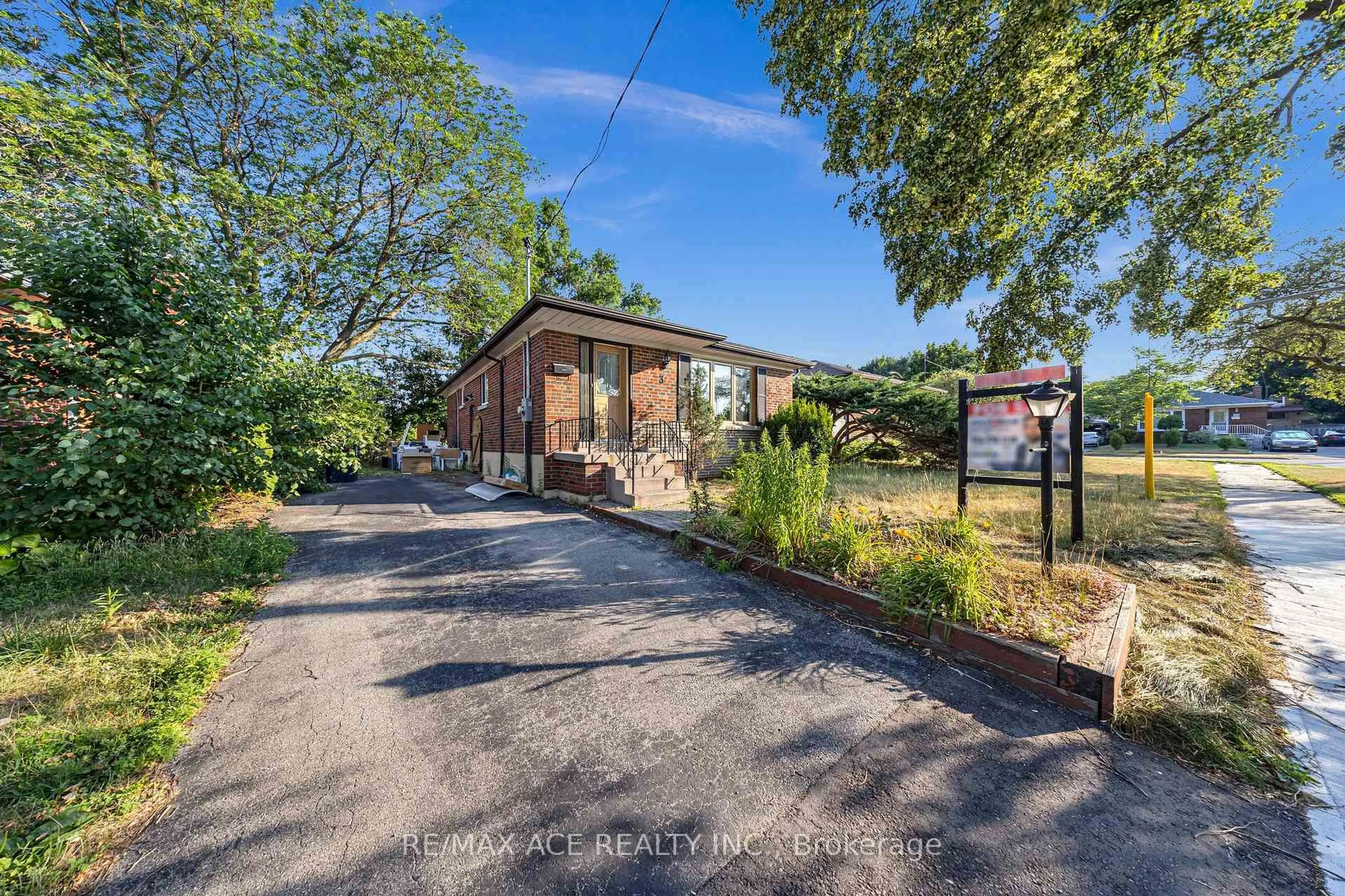 A pic from outside/outdoor area/front of a property/back of a property/a pic from drone, street for 3 Hogan Dr, Toronto Ontario M1G 2H1