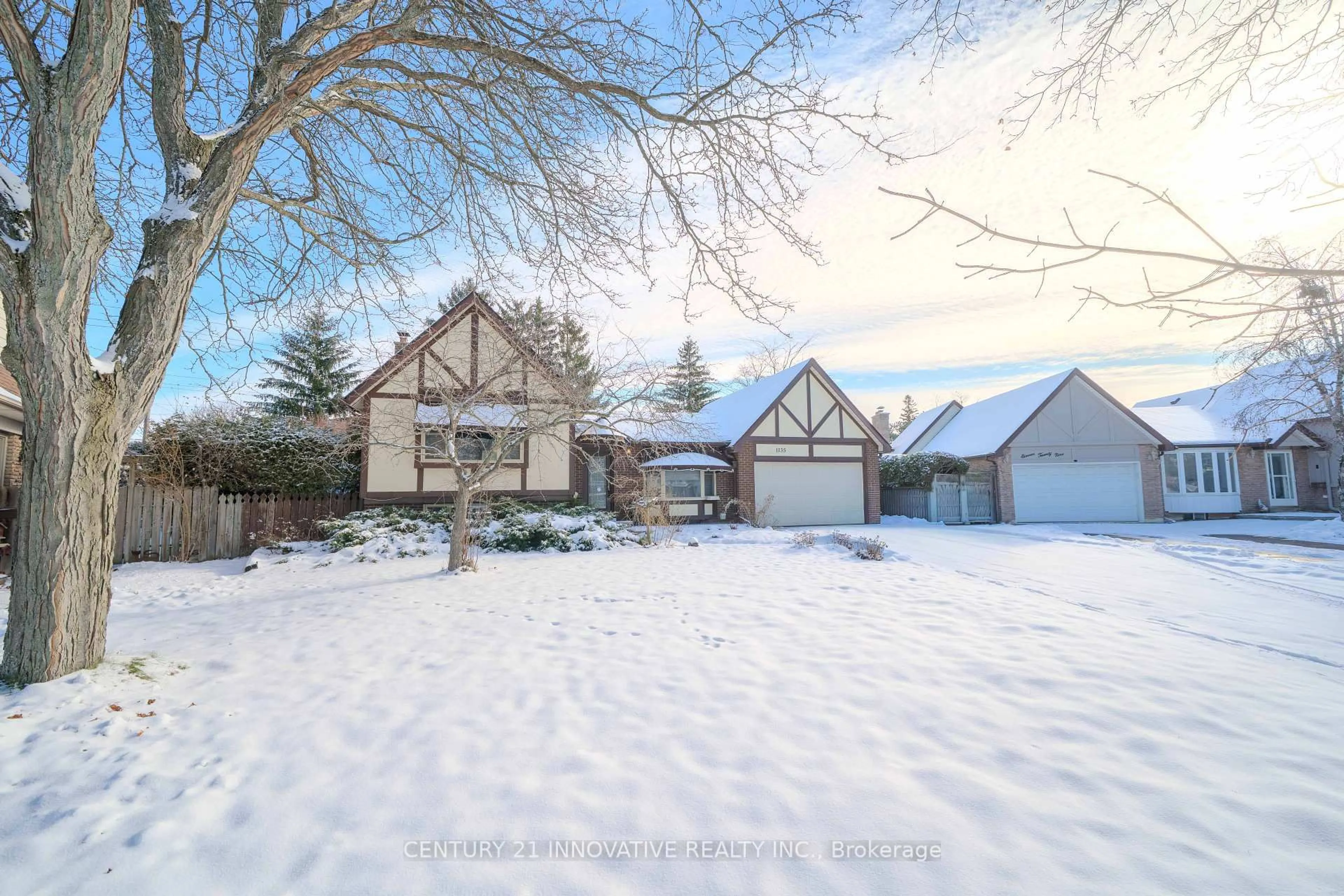 A pic from outside/outdoor area/front of a property/back of a property/a pic from drone, street for 1135 Lobelia Crt, Oshawa Ontario L1G 3H3