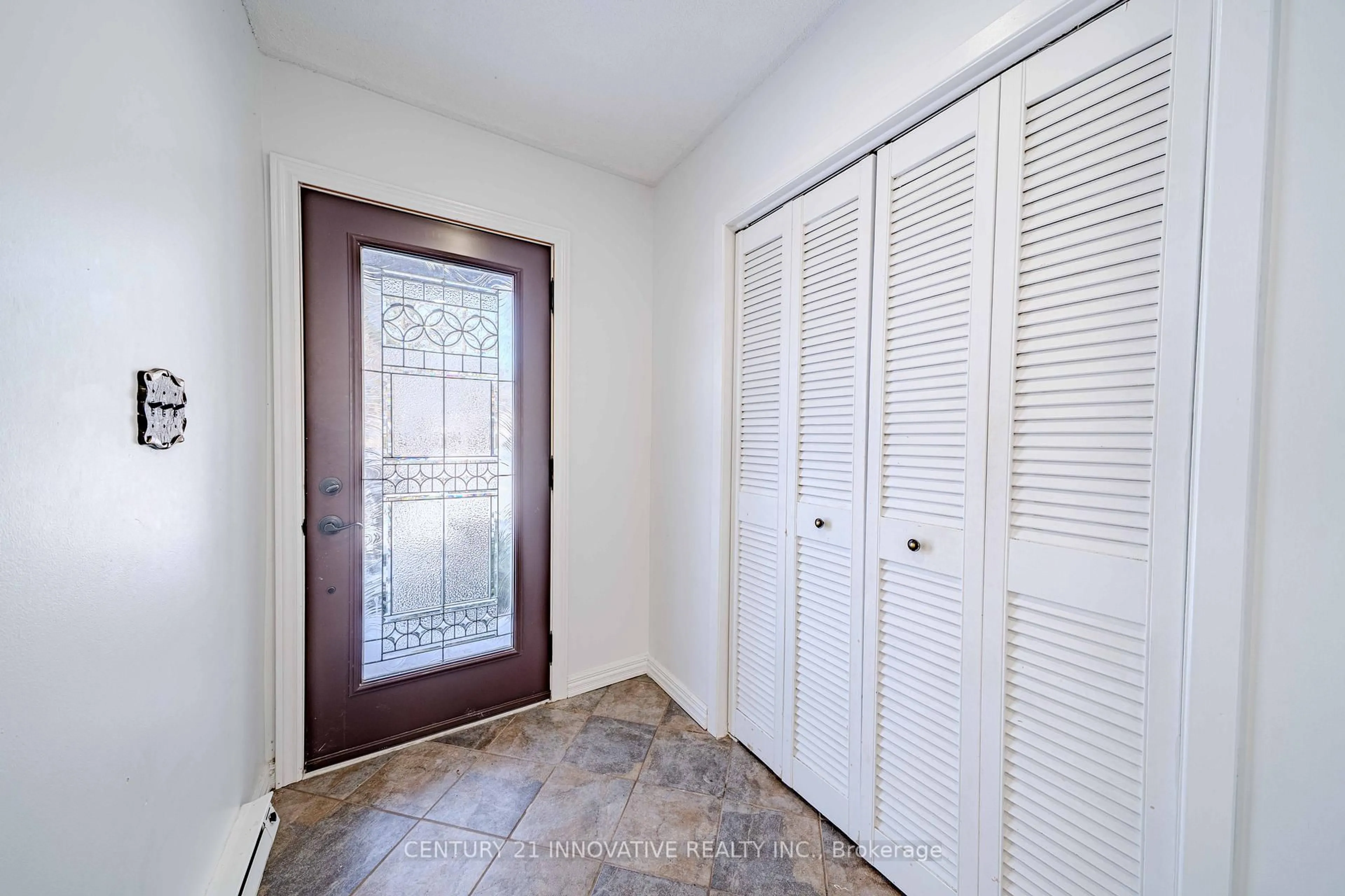Indoor entryway for 1135 Lobelia Crt, Oshawa Ontario L1G 3H3