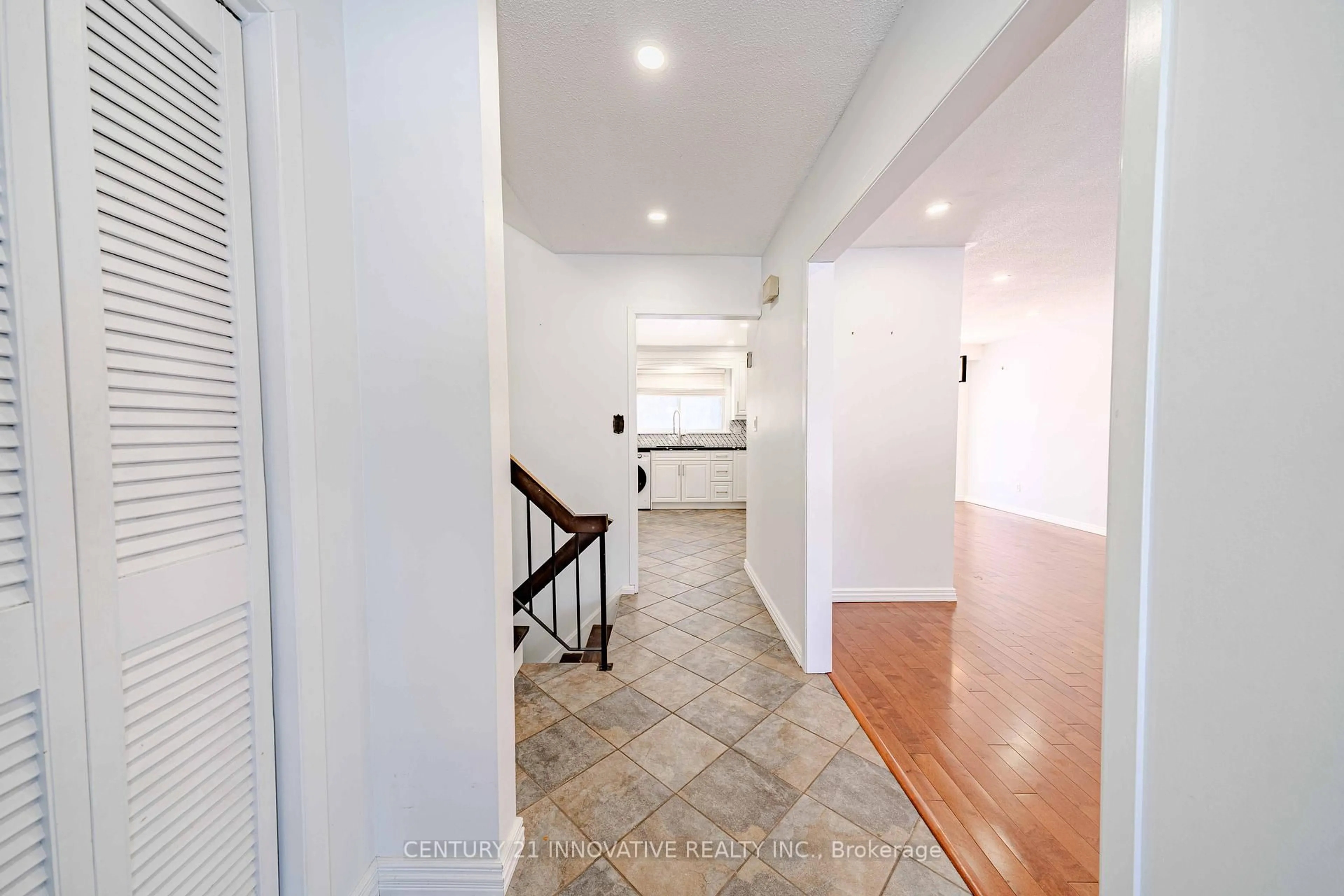 Indoor foyer for 1135 Lobelia Crt, Oshawa Ontario L1G 3H3