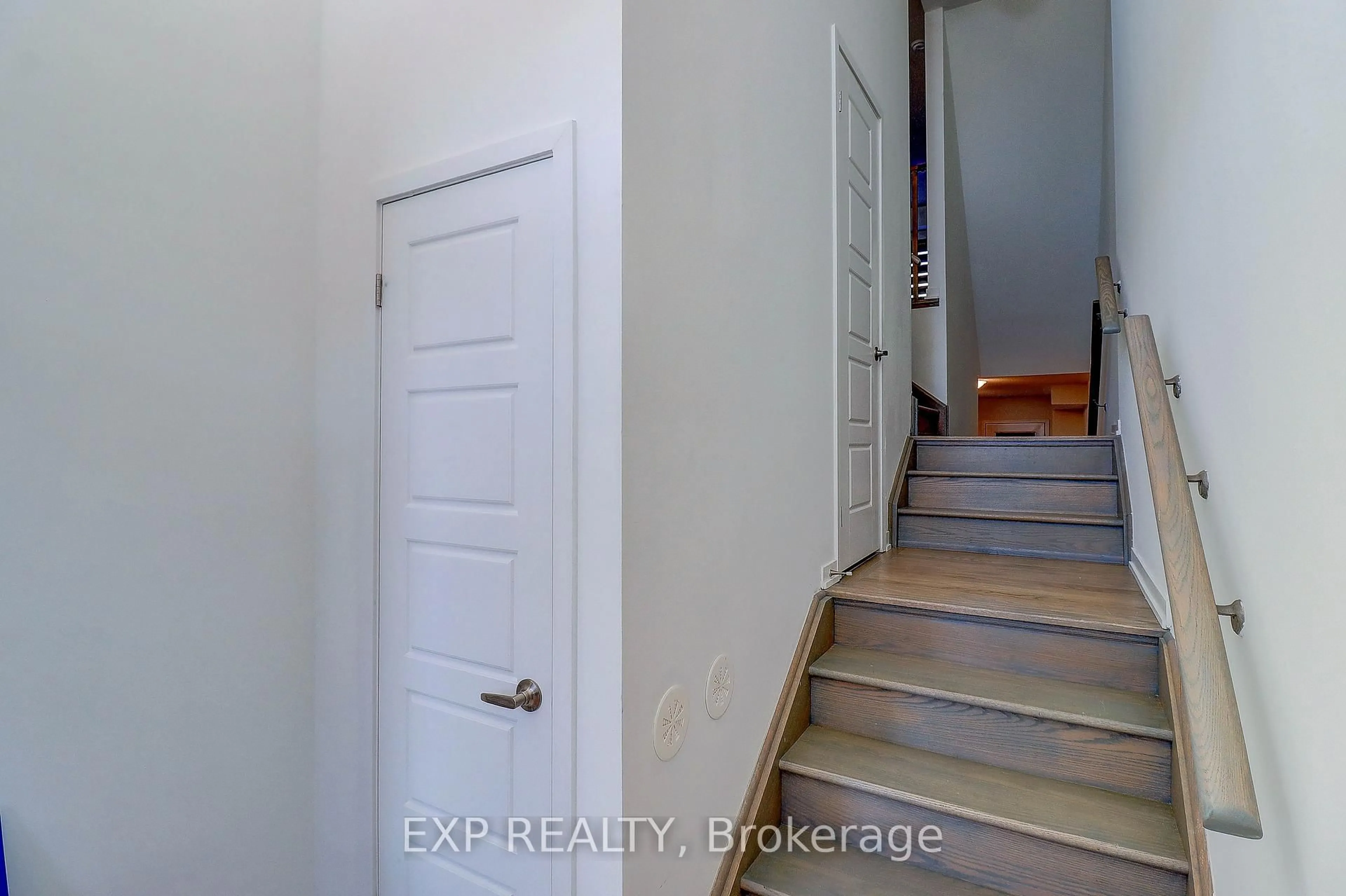 Indoor entryway for 756 Heathrow Path, Oshawa Ontario L1K 3G4