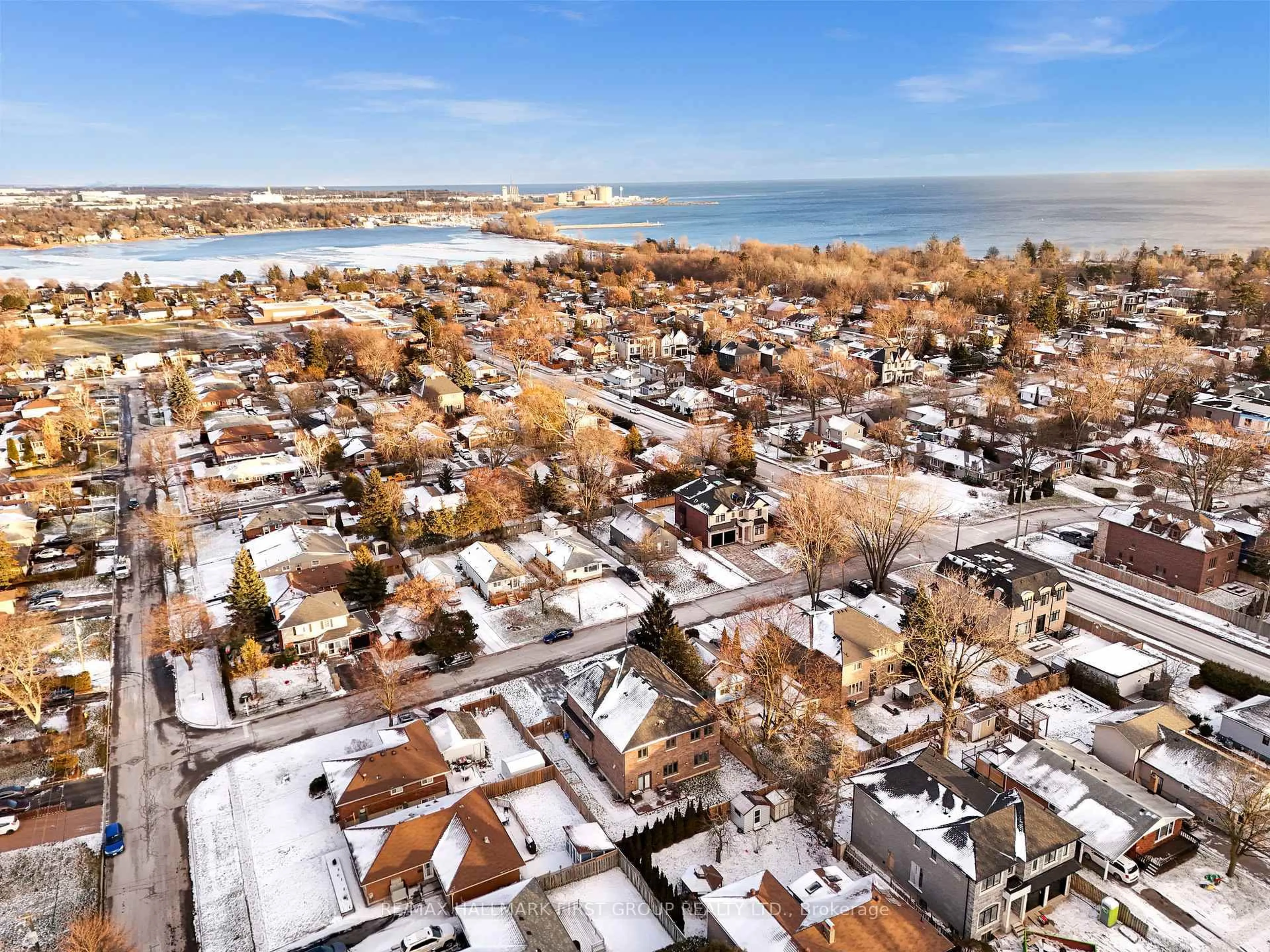 A pic from outside/outdoor area/front of a property/back of a property/a pic from drone, street for 752 Hillview Cres, Pickering Ontario L1W 2S1