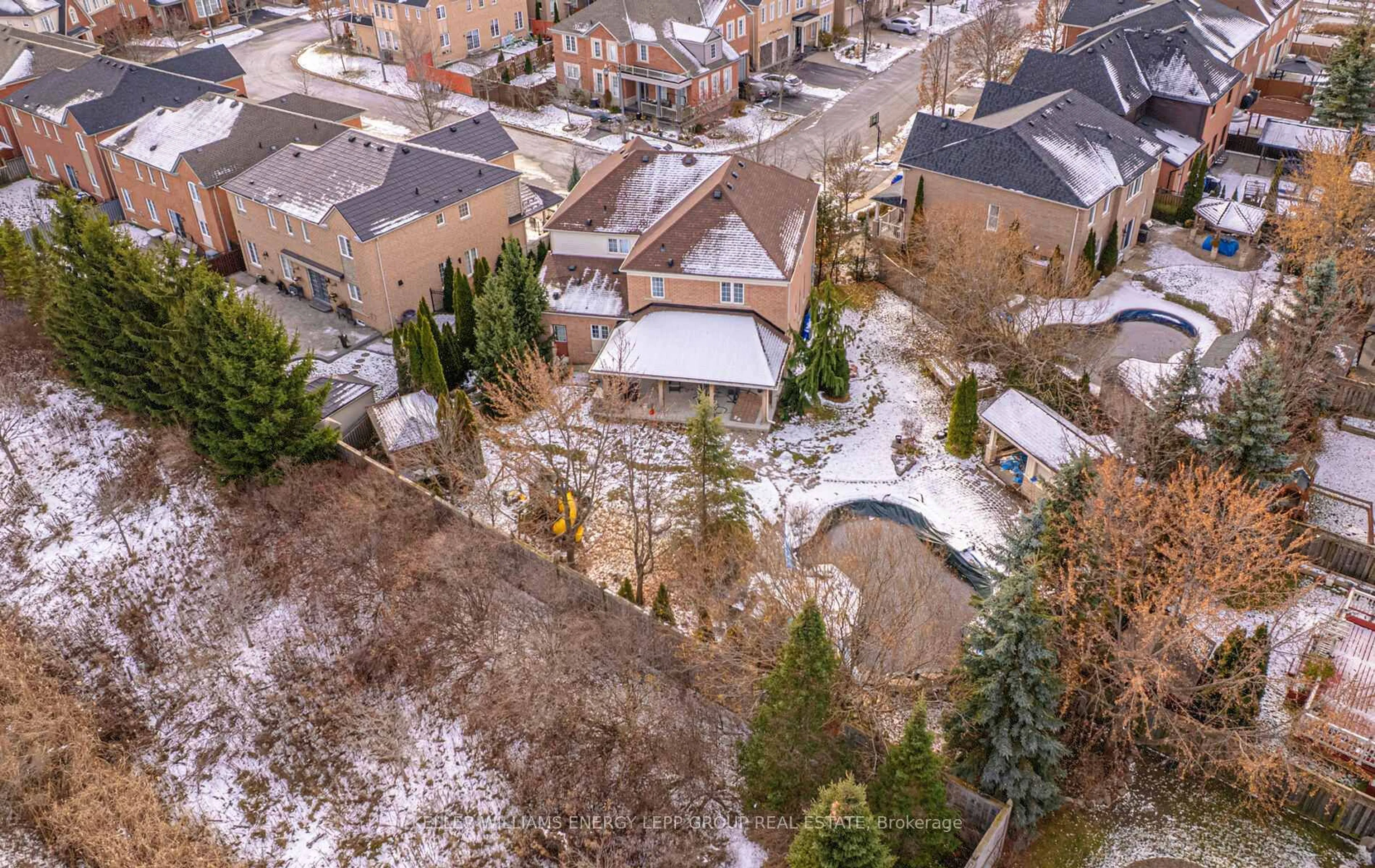 A pic from outside/outdoor area/front of a property/back of a property/a pic from drone, street for 56 Peacock Cres, Ajax Ontario L1T 0C5