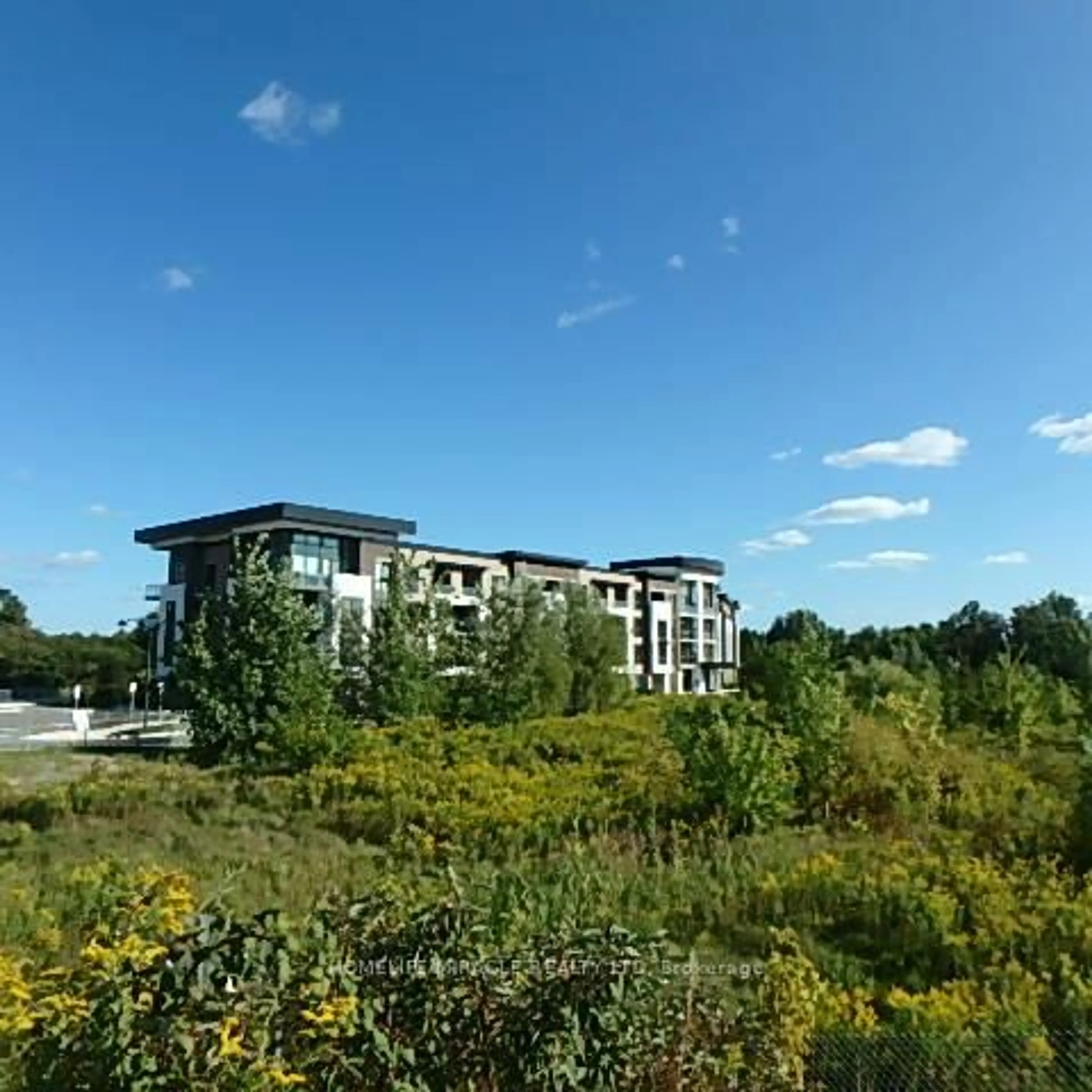 Blurry image for 385 Arctic Red Dr #111, Oshawa Ontario L1L 0W9