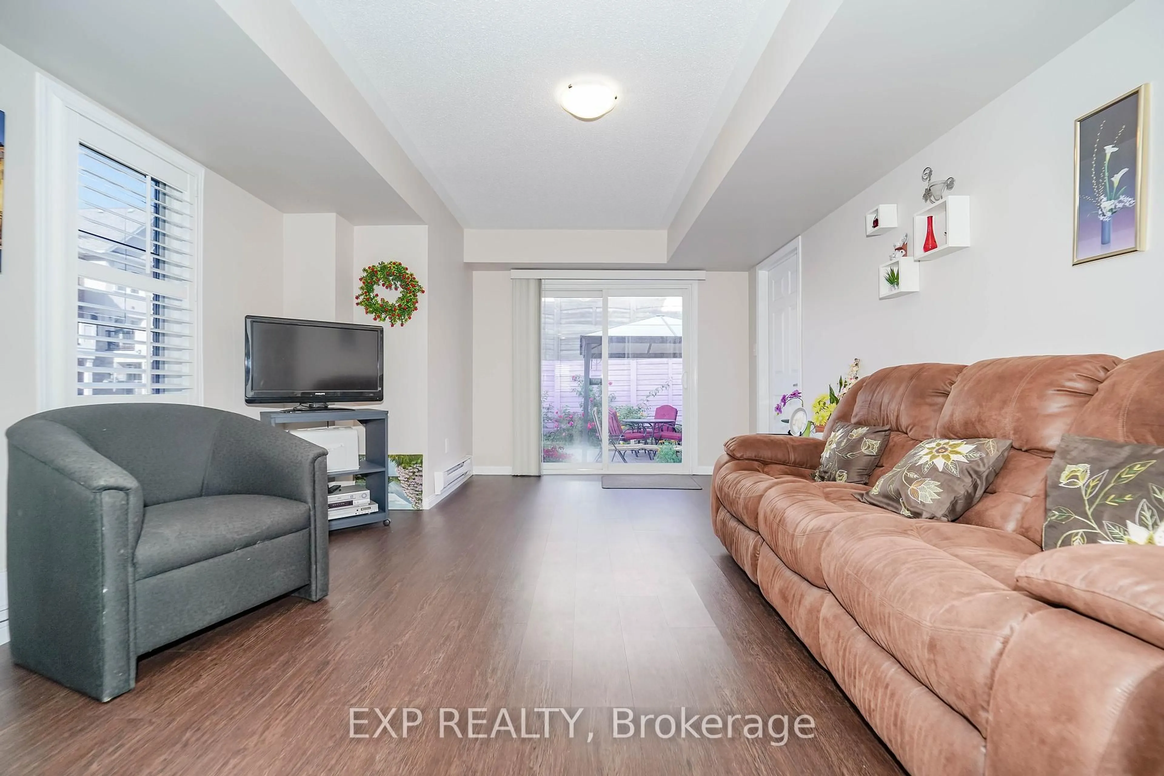 Living room with furniture, unknown for 60 Deans Dr, Toronto Ontario M1L 0C1