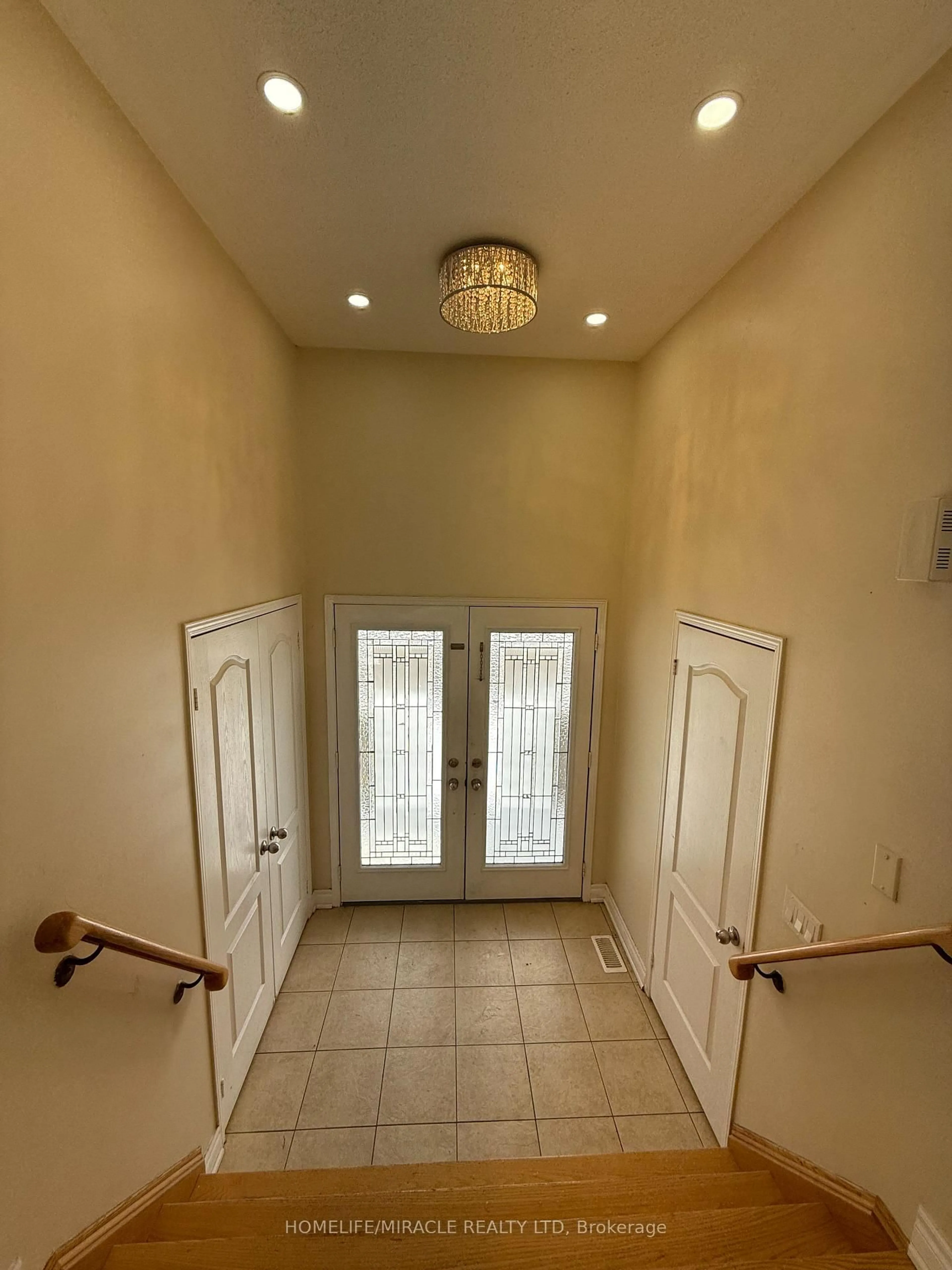 Indoor entryway for 71 Seward Cres, Ajax Ontario L1Z 2B9