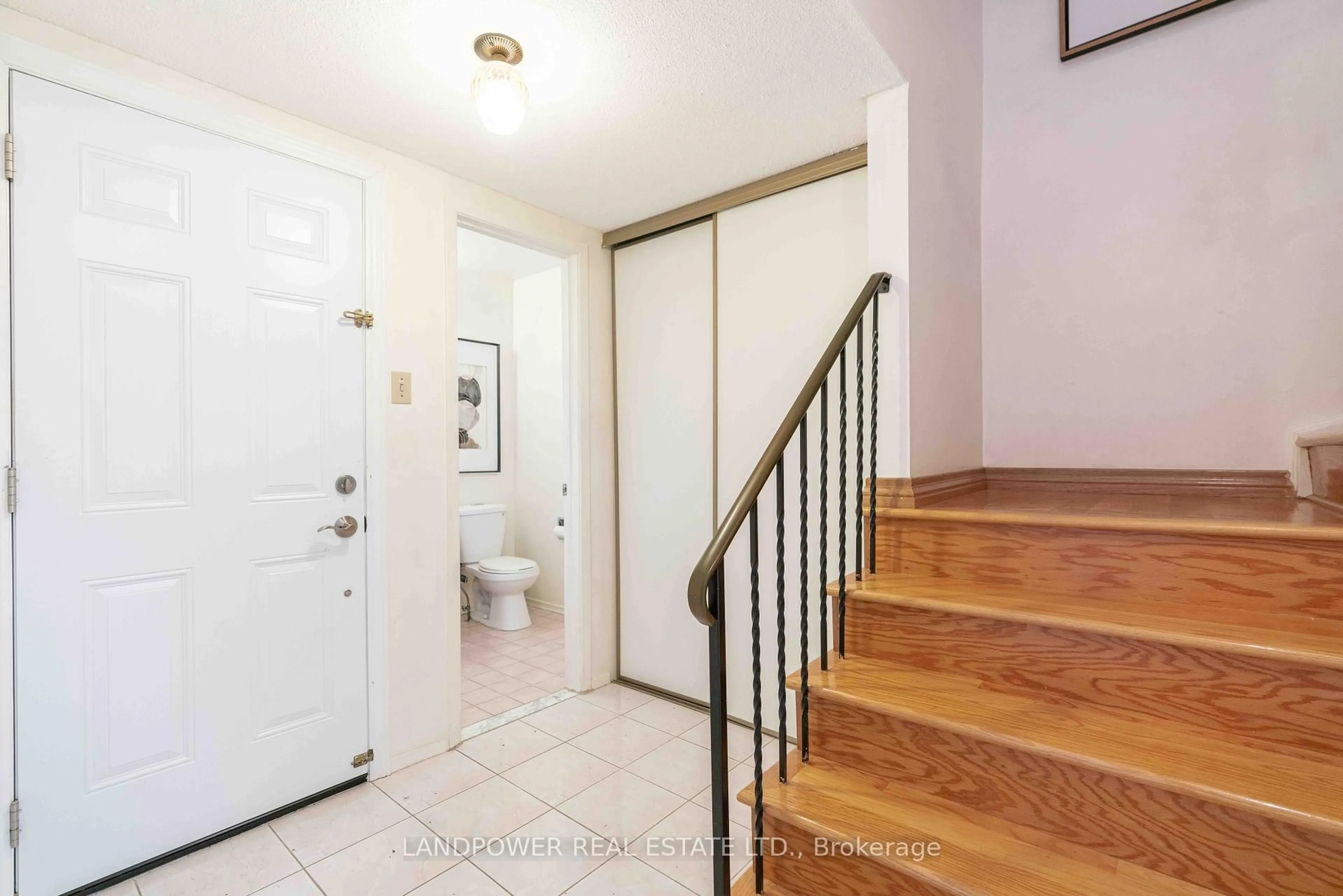 Indoor entryway for 19 Oakhaven Dr, Toronto Ontario M1V 1X8