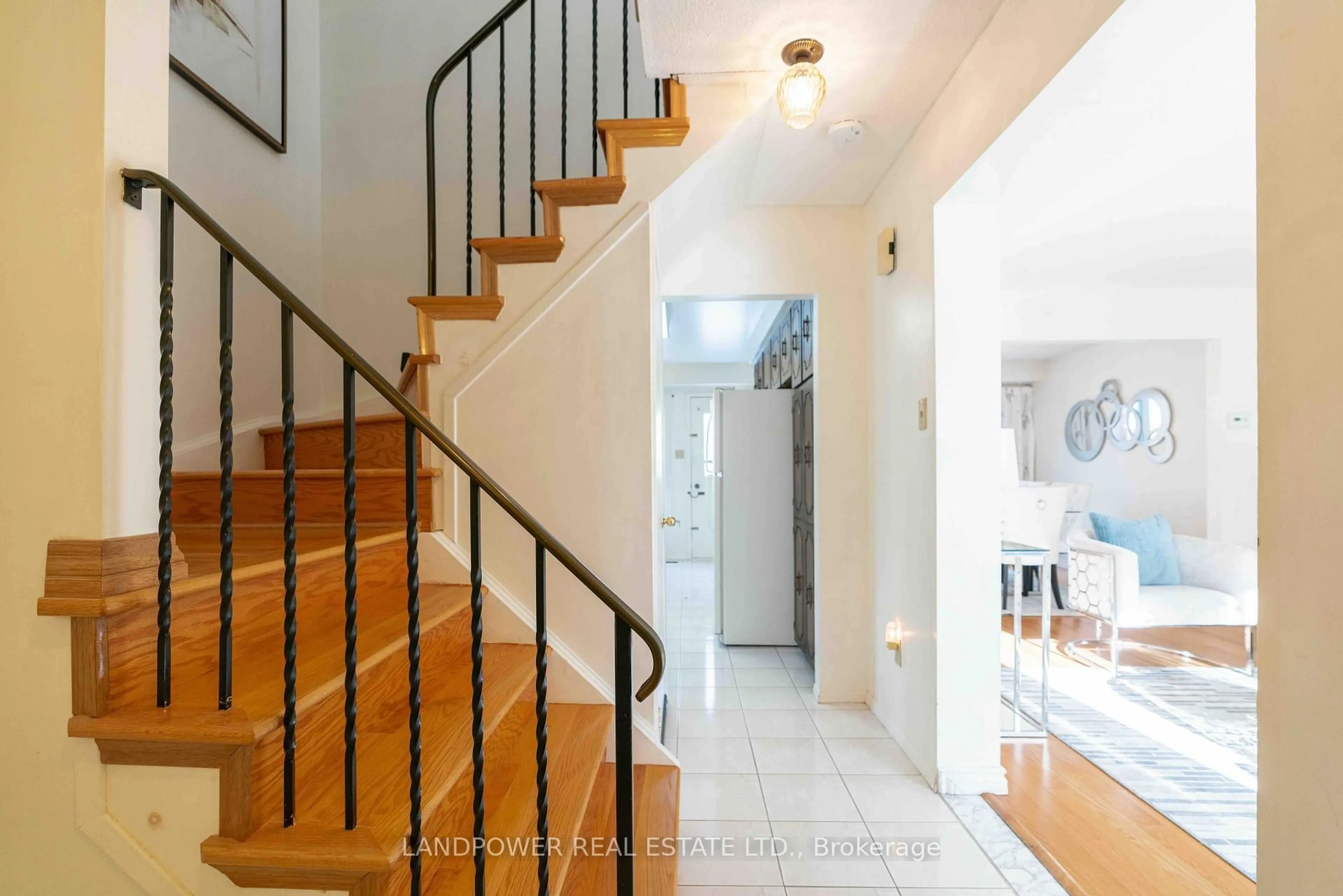 Indoor entryway for 19 Oakhaven Dr, Toronto Ontario M1V 1X8