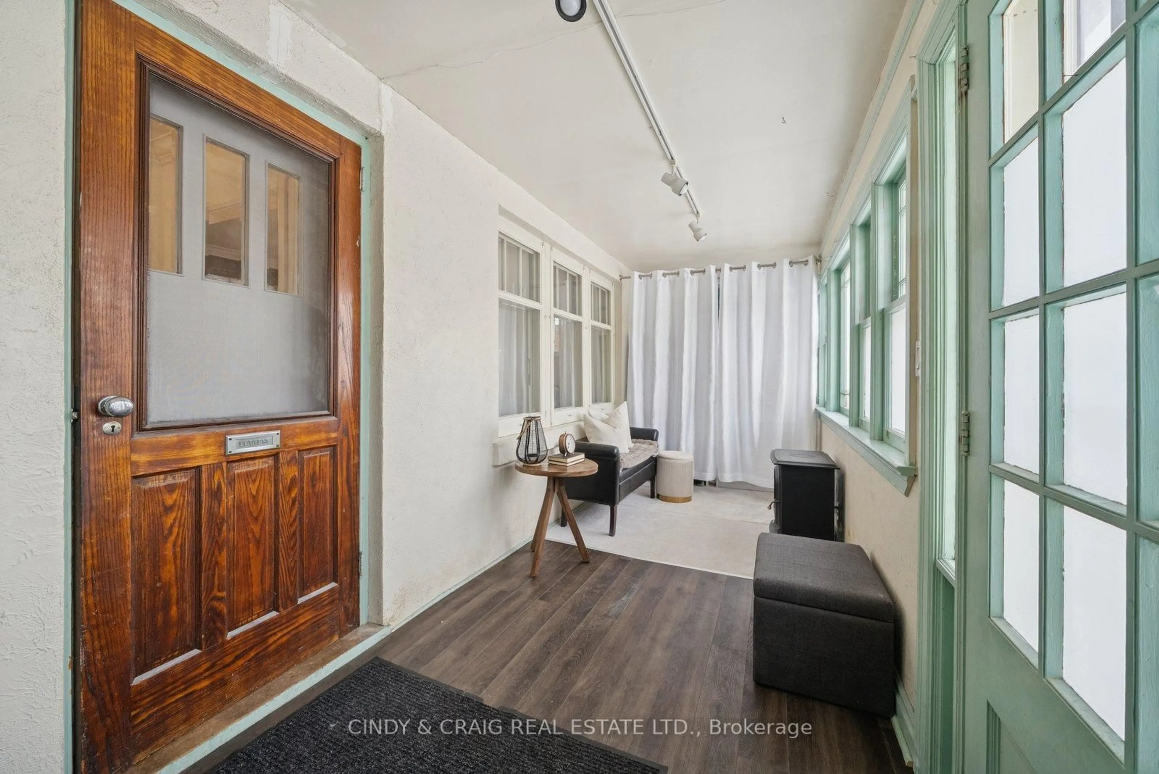 Indoor foyer for 313 Colborne St, Oshawa Ontario L1G 1M6