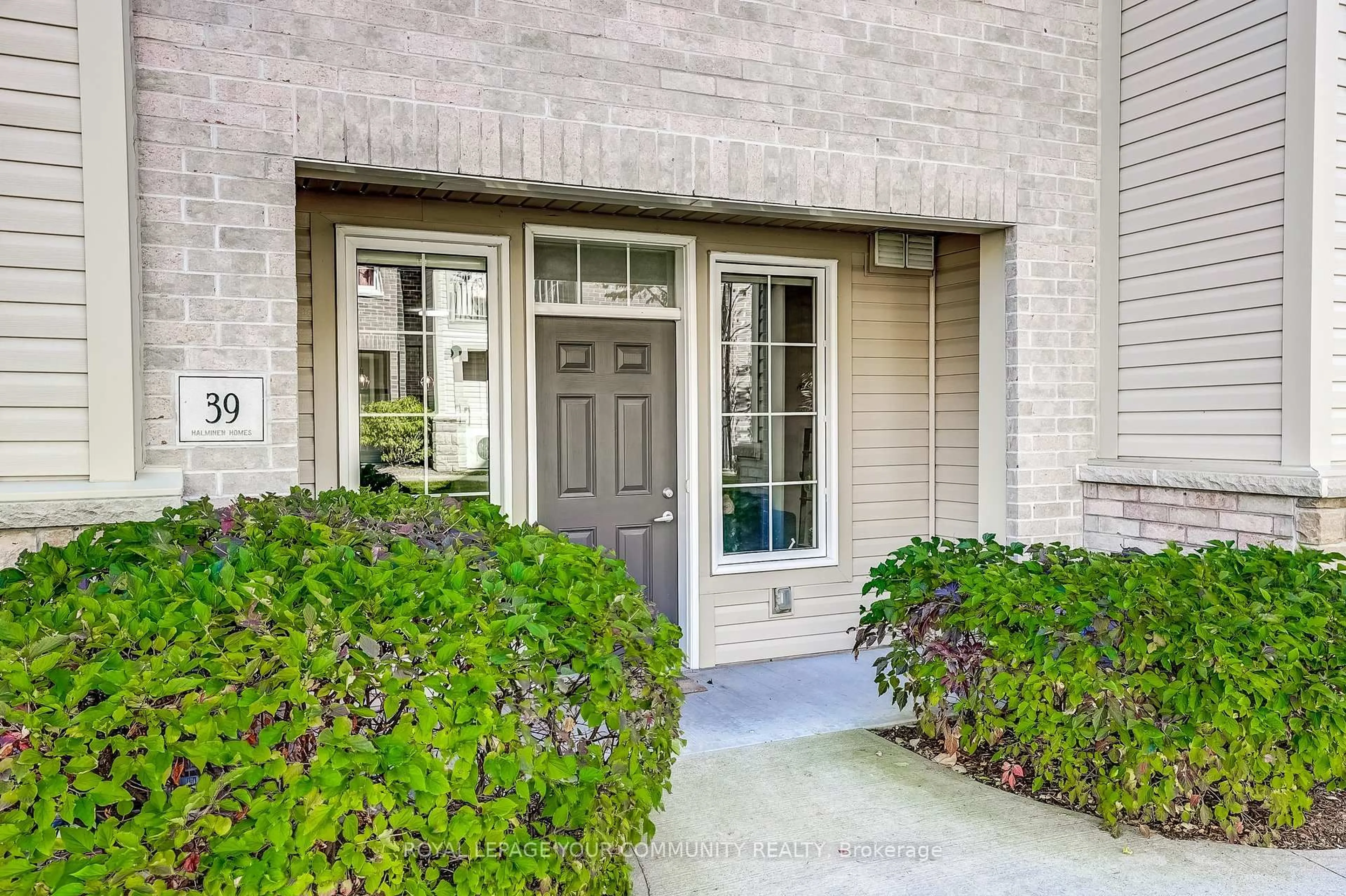 Indoor entryway for 1430 Gord Vinson Ave #39, Clarington Ontario L1E 0J6