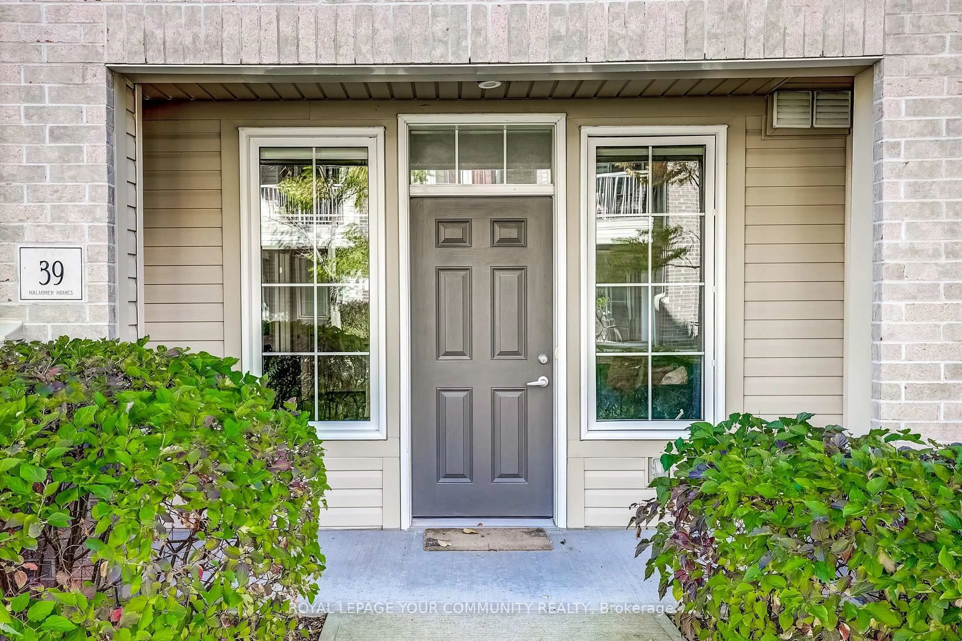 Indoor entryway for 1430 Gord Vinson Ave #39, Clarington Ontario L1E 0J6