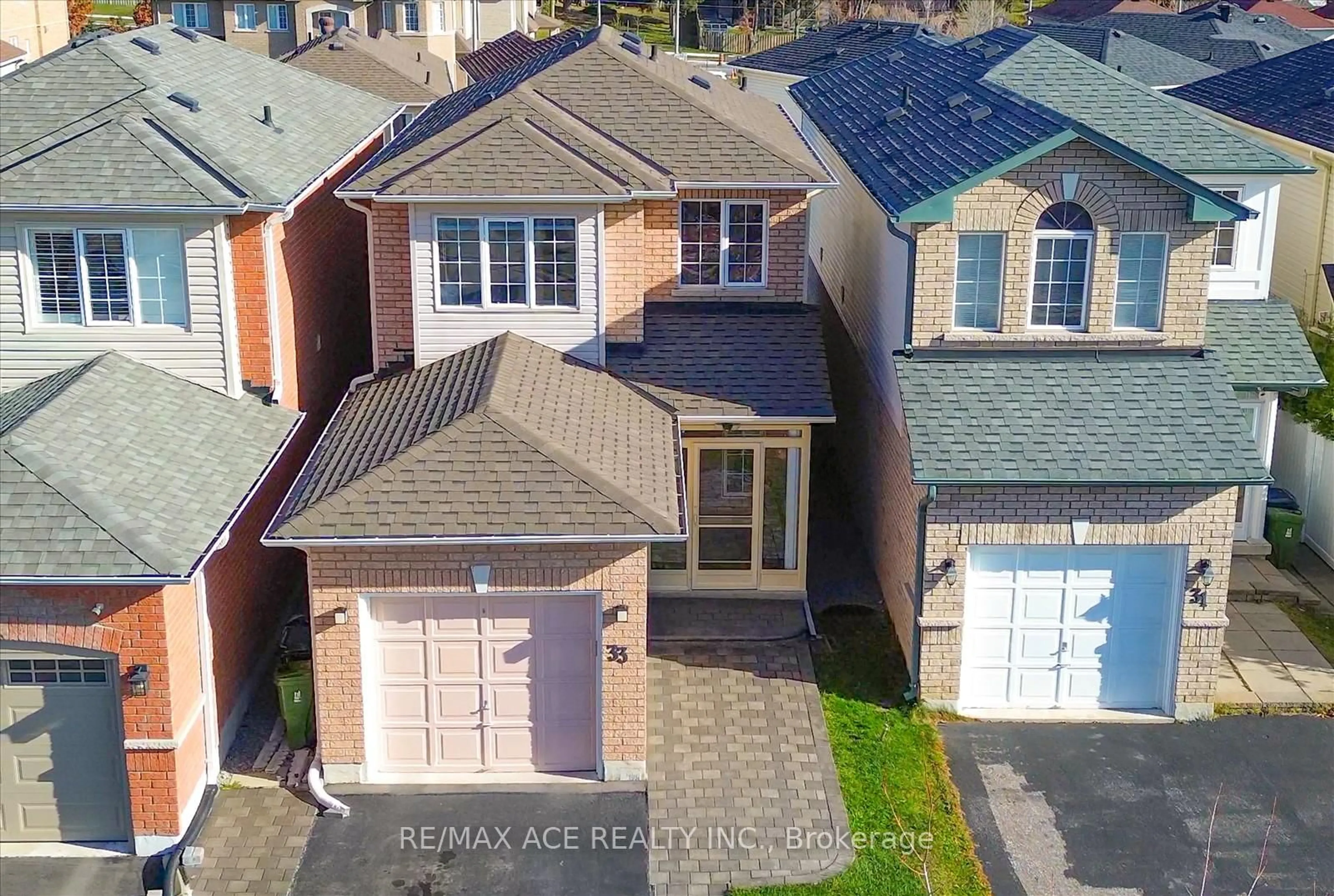A pic from outside/outdoor area/front of a property/back of a property/a pic from drone, street for 33 Andona Cres, Toronto Ontario M1C 5J6