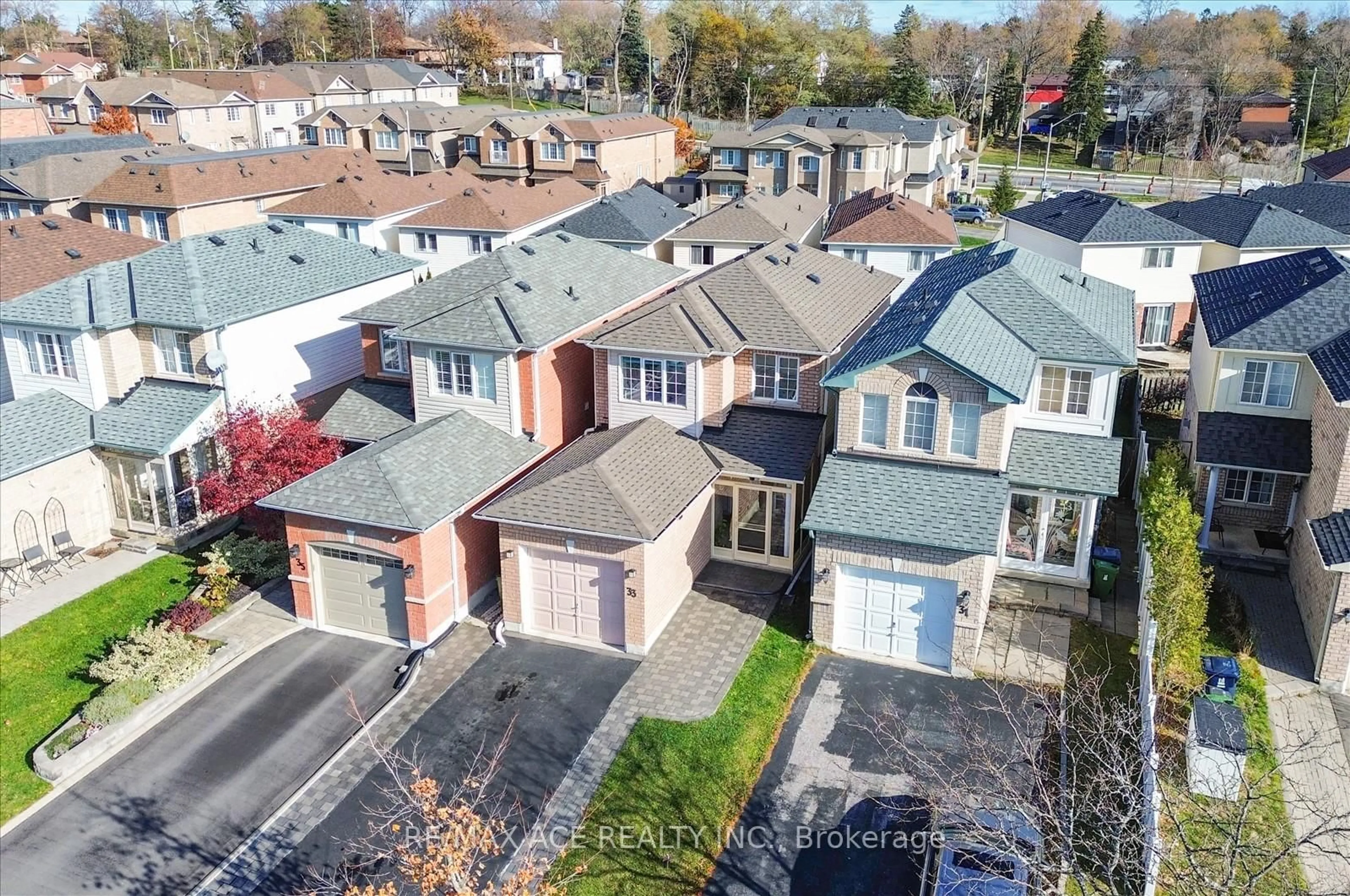 A pic from outside/outdoor area/front of a property/back of a property/a pic from drone, street for 33 Andona Cres, Toronto Ontario M1C 5J6