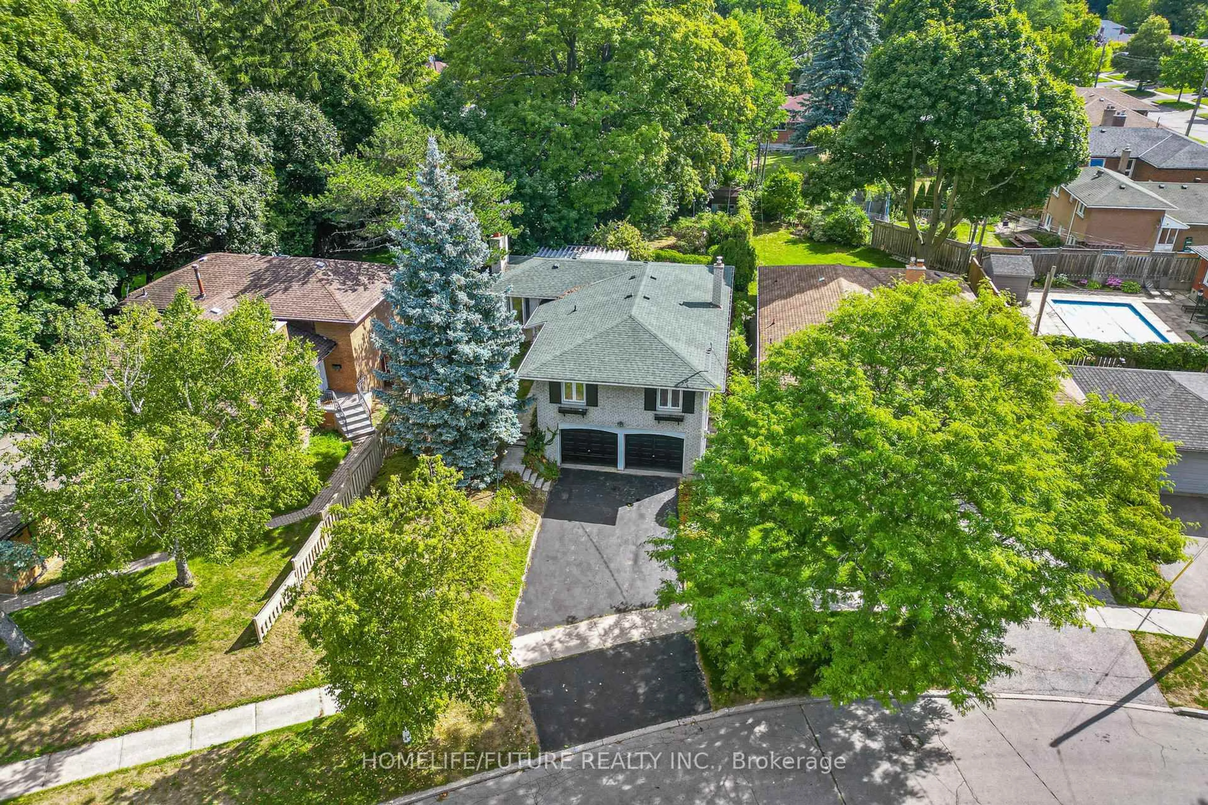 A pic from outside/outdoor area/front of a property/back of a property/a pic from drone, street for 5 Landfair Cres, Toronto Ontario M1J 3A6