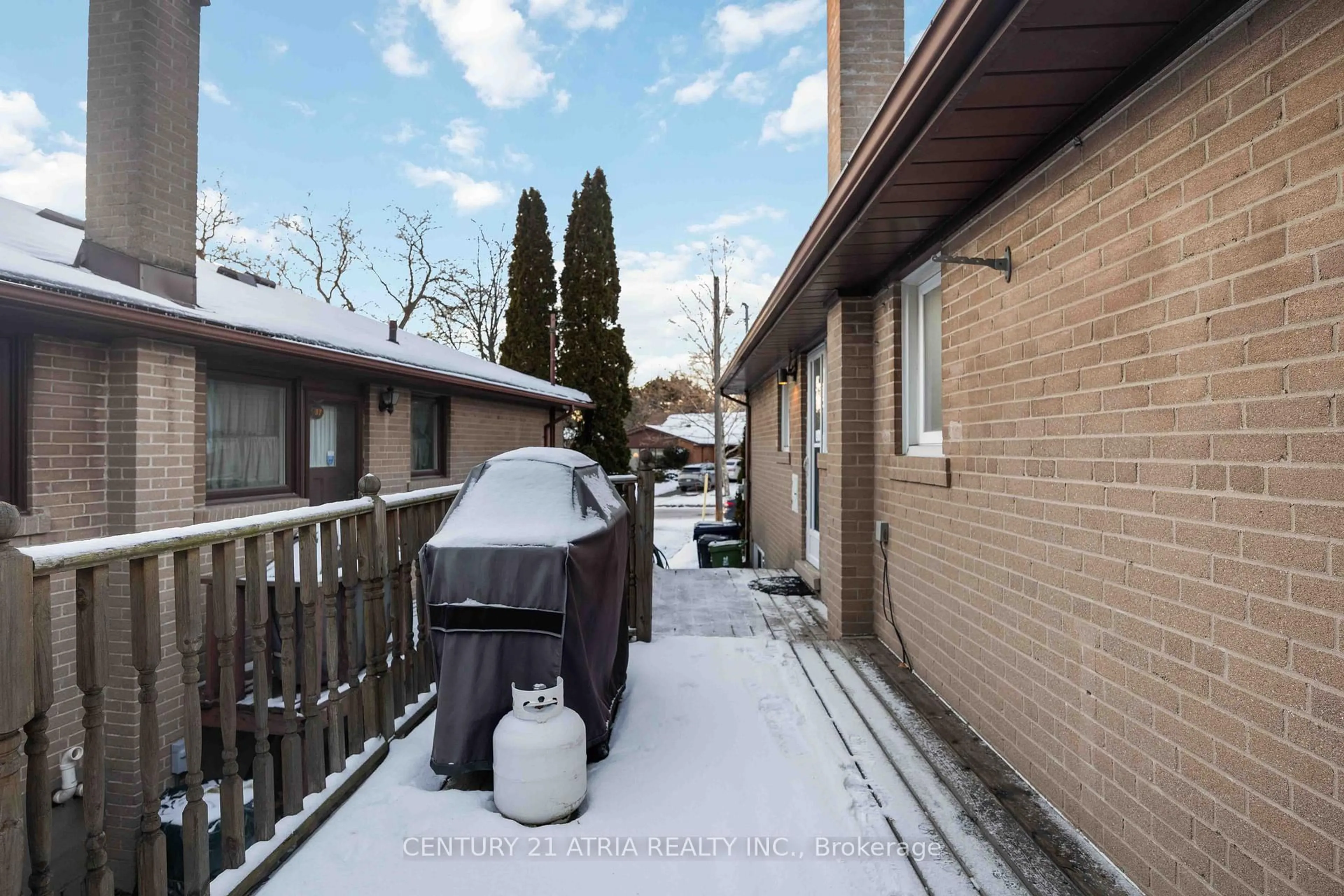 Patio, street for 33 Amberdale Dr, Toronto Ontario M1P 4B9