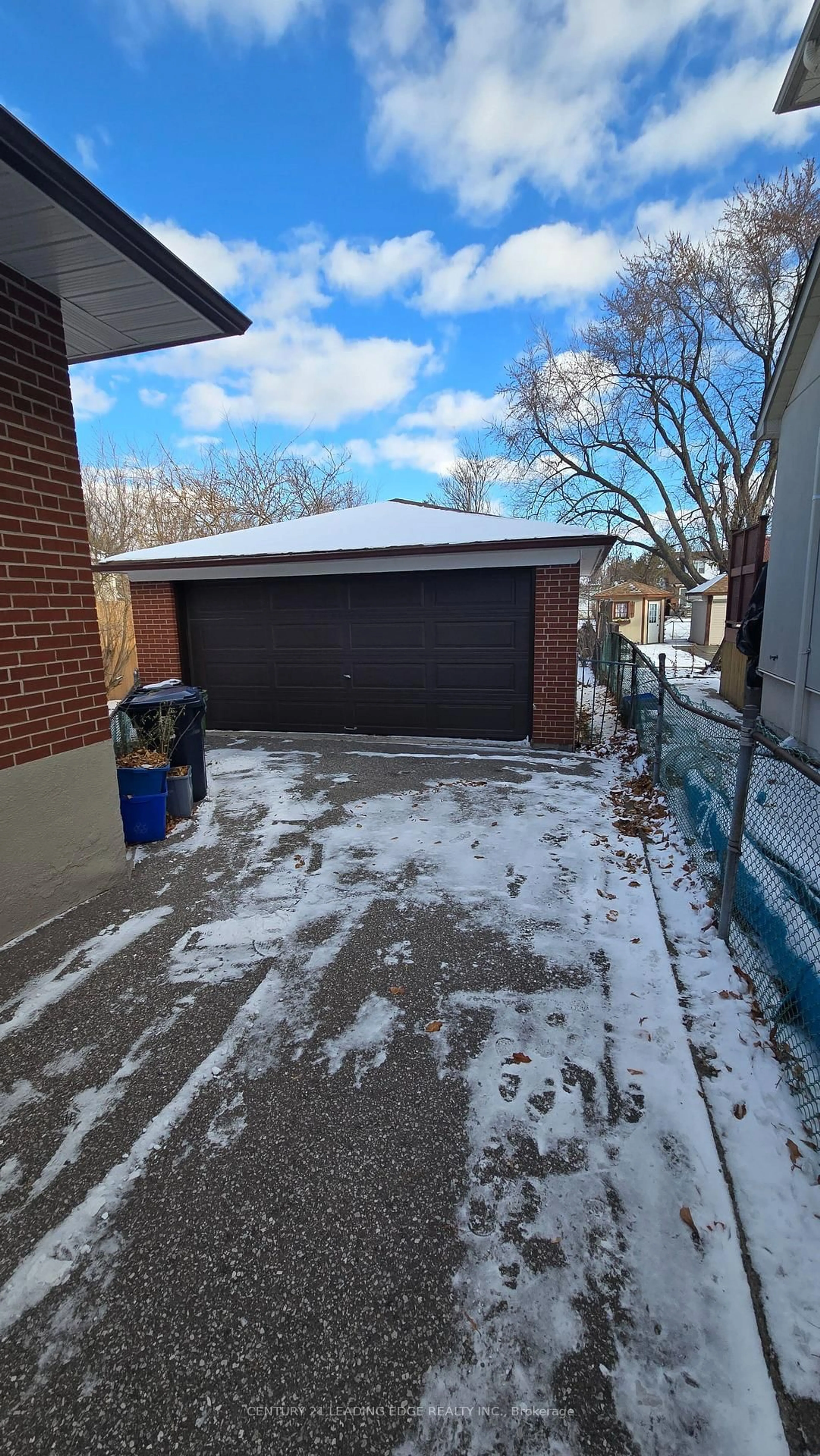 A pic from outside/outdoor area/front of a property/back of a property/a pic from drone, street for 71 GOODERHAM Dr, Toronto Ontario M1R 3G6