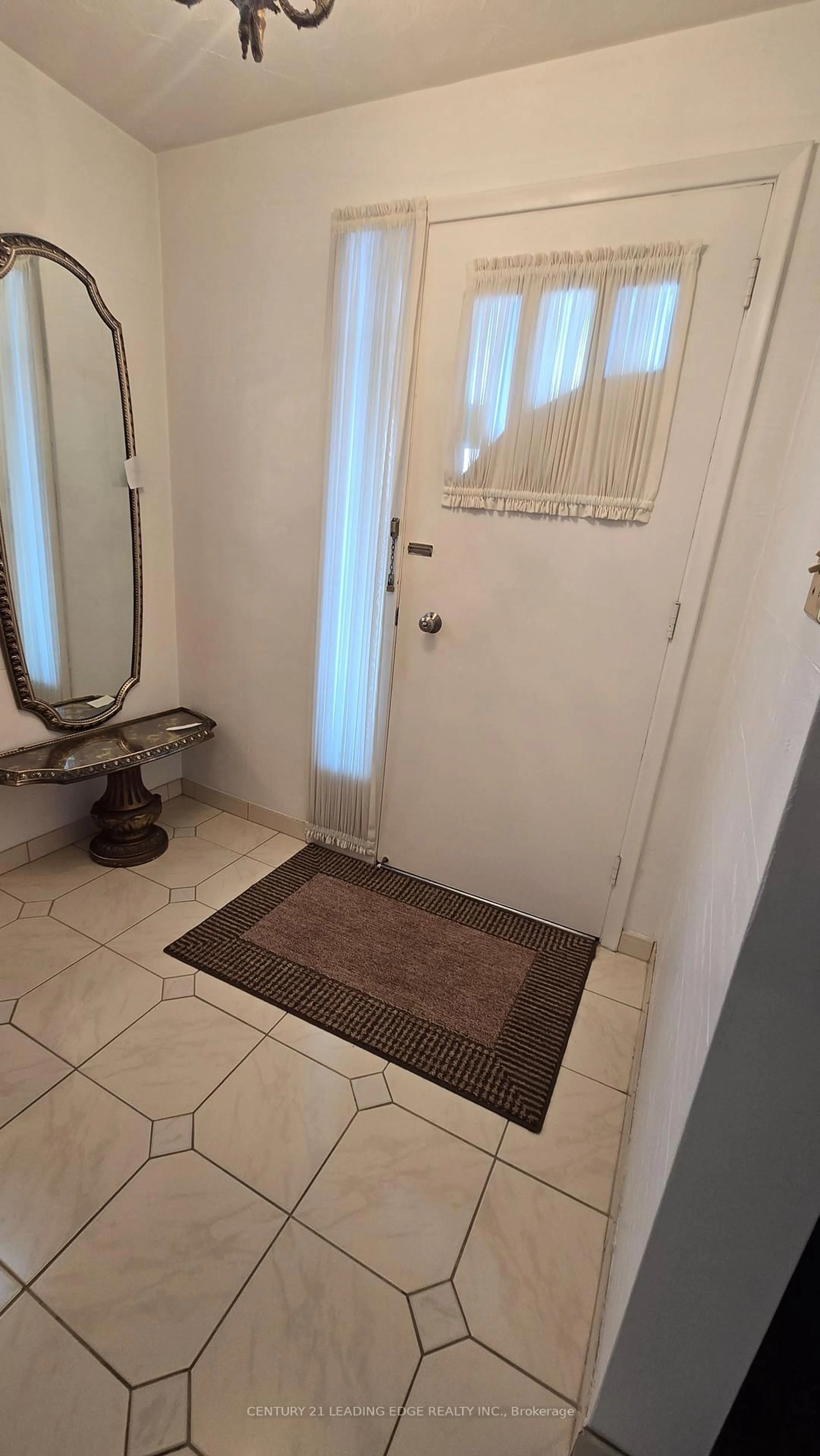 Indoor entryway for 71 GOODERHAM Dr, Toronto Ontario M1R 3G6