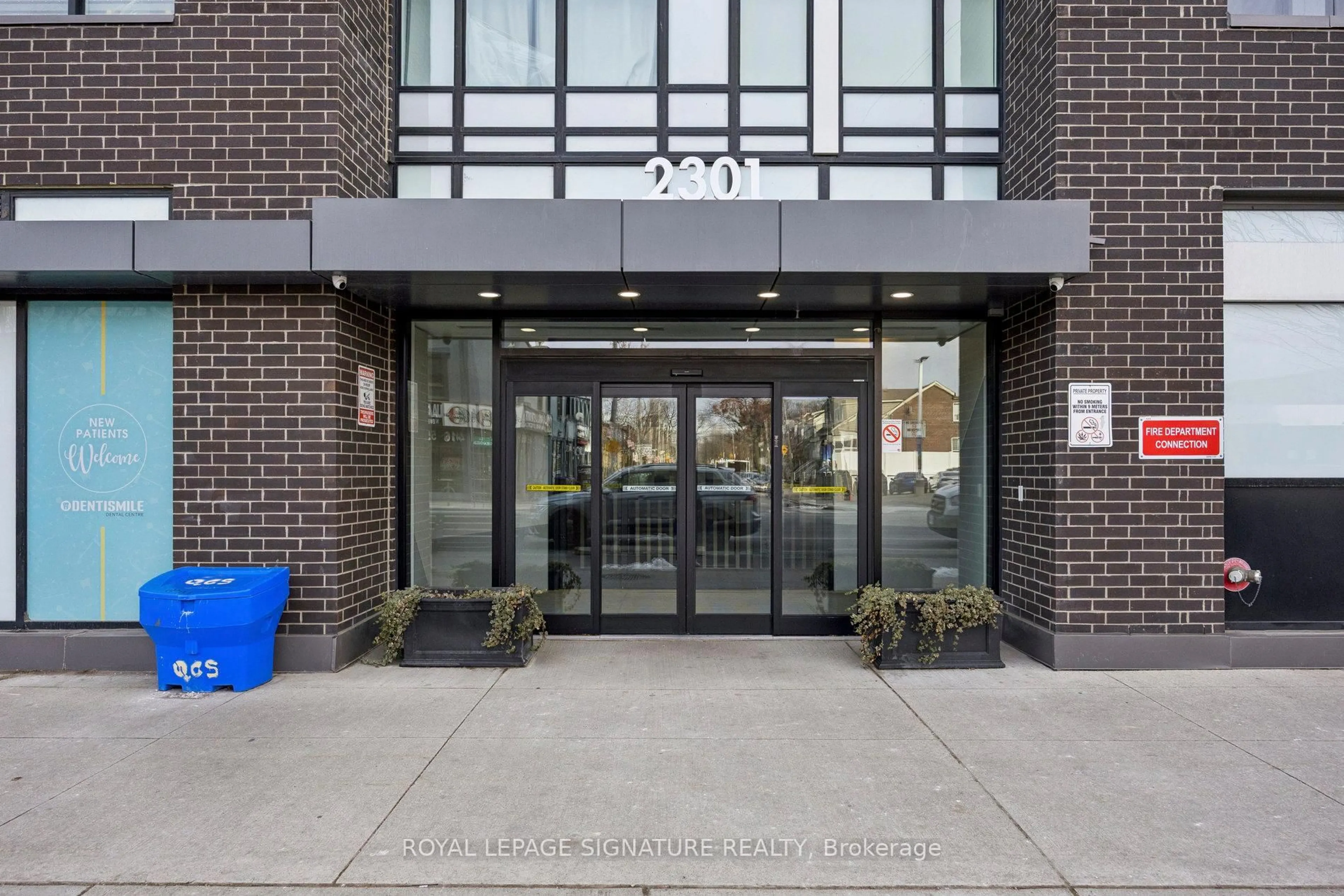 Indoor foyer for 2301 Danforth Ave #424, Toronto Ontario M4C 1K5