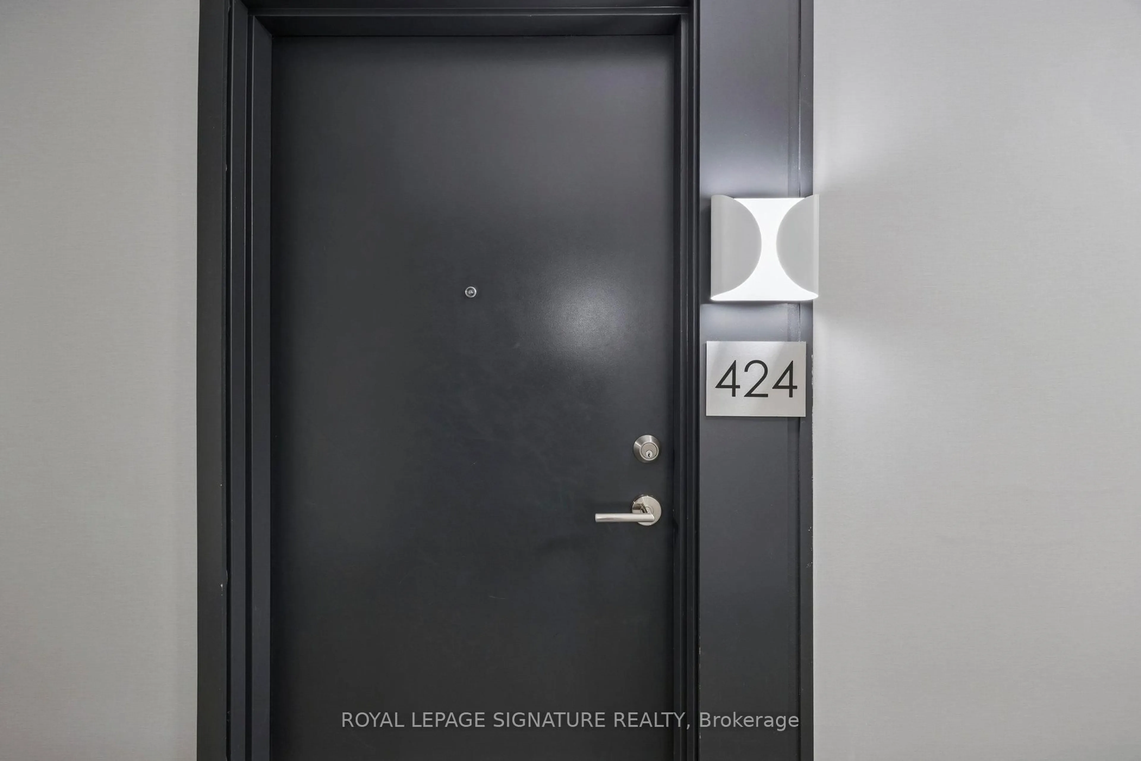 Indoor entryway for 2301 Danforth Ave #424, Toronto Ontario M4C 1K5