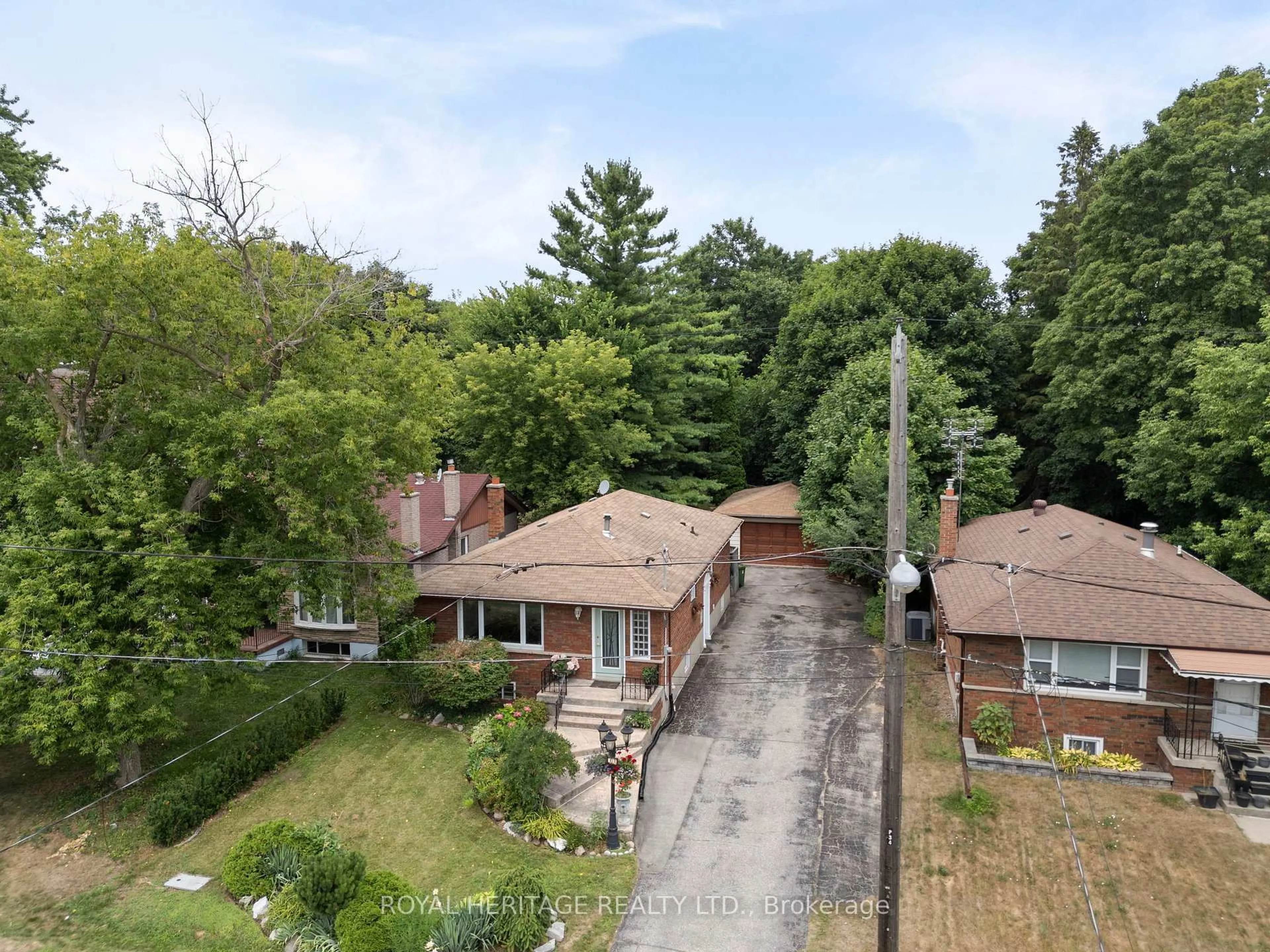 A pic from outside/outdoor area/front of a property/back of a property/a pic from drone, street for 32 Beath St, Toronto Ontario M1E 3J3