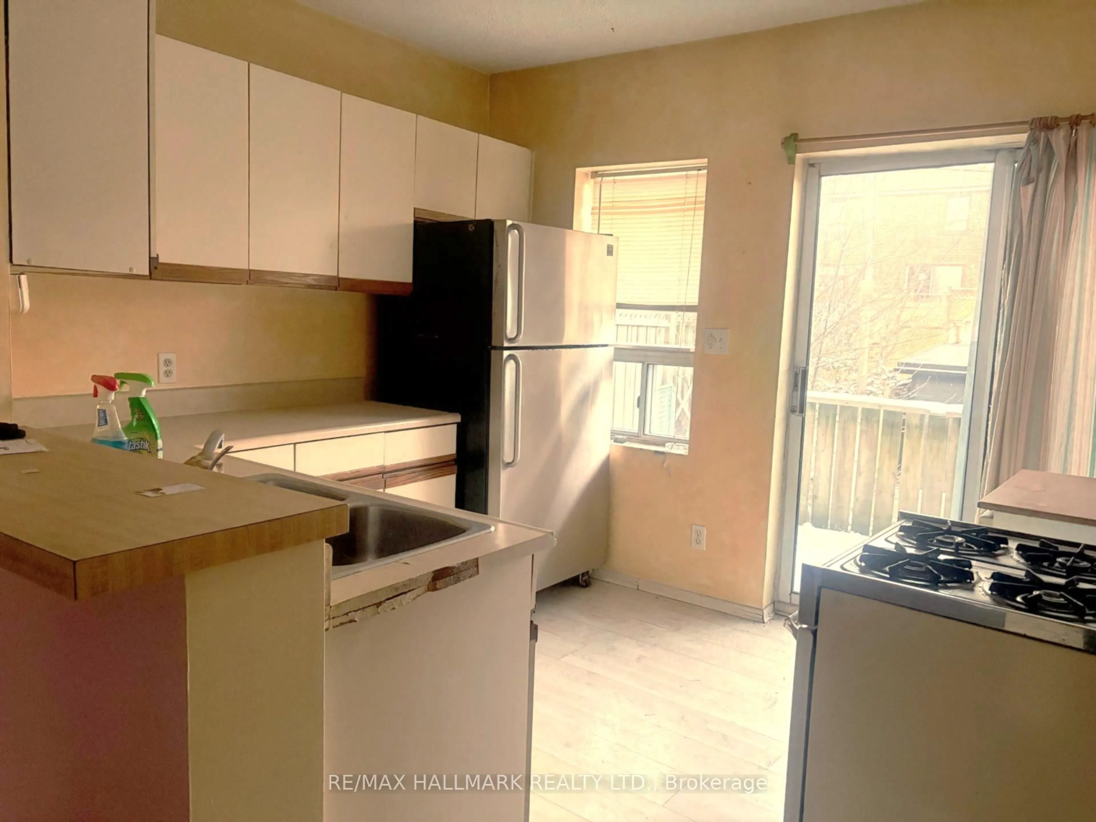 Standard kitchen, unknown for 27 Bellhaven Rd, Toronto Ontario M4L 3J4