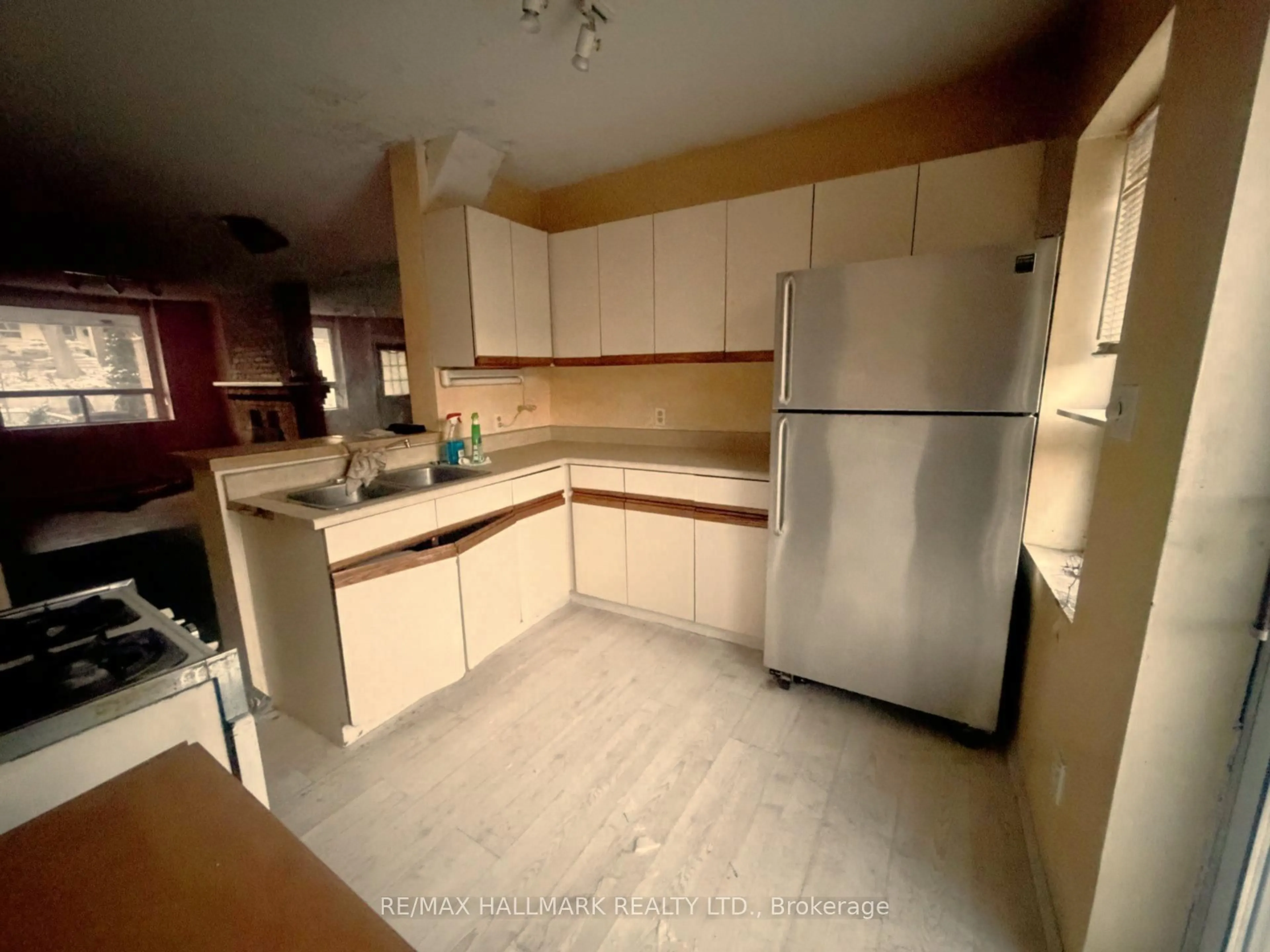 Standard kitchen, unknown for 27 Bellhaven Rd, Toronto Ontario M4L 3J4