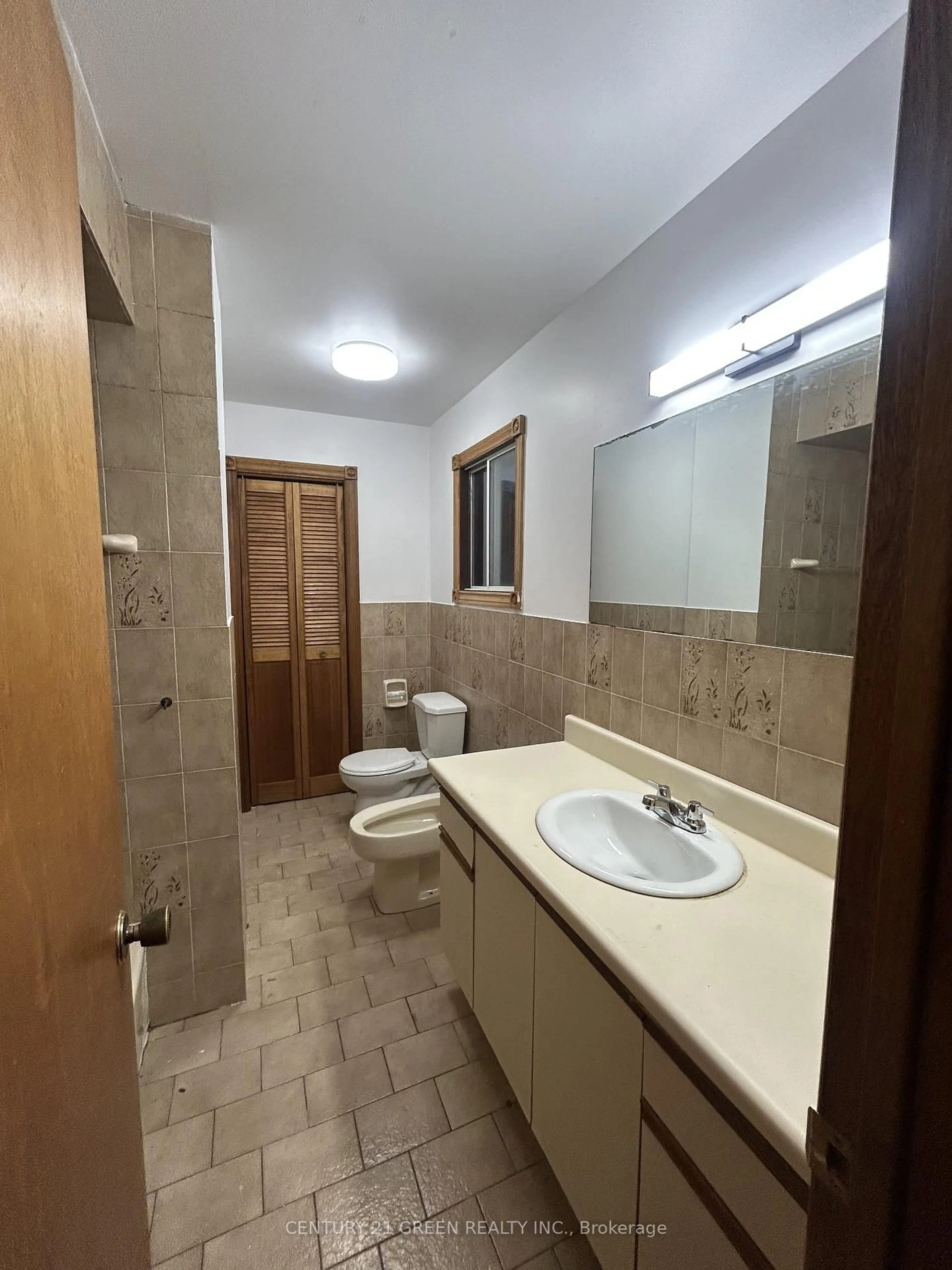Standard bathroom, unknown for 719 Keates Ave, Oshawa Ontario L1H 7Y3