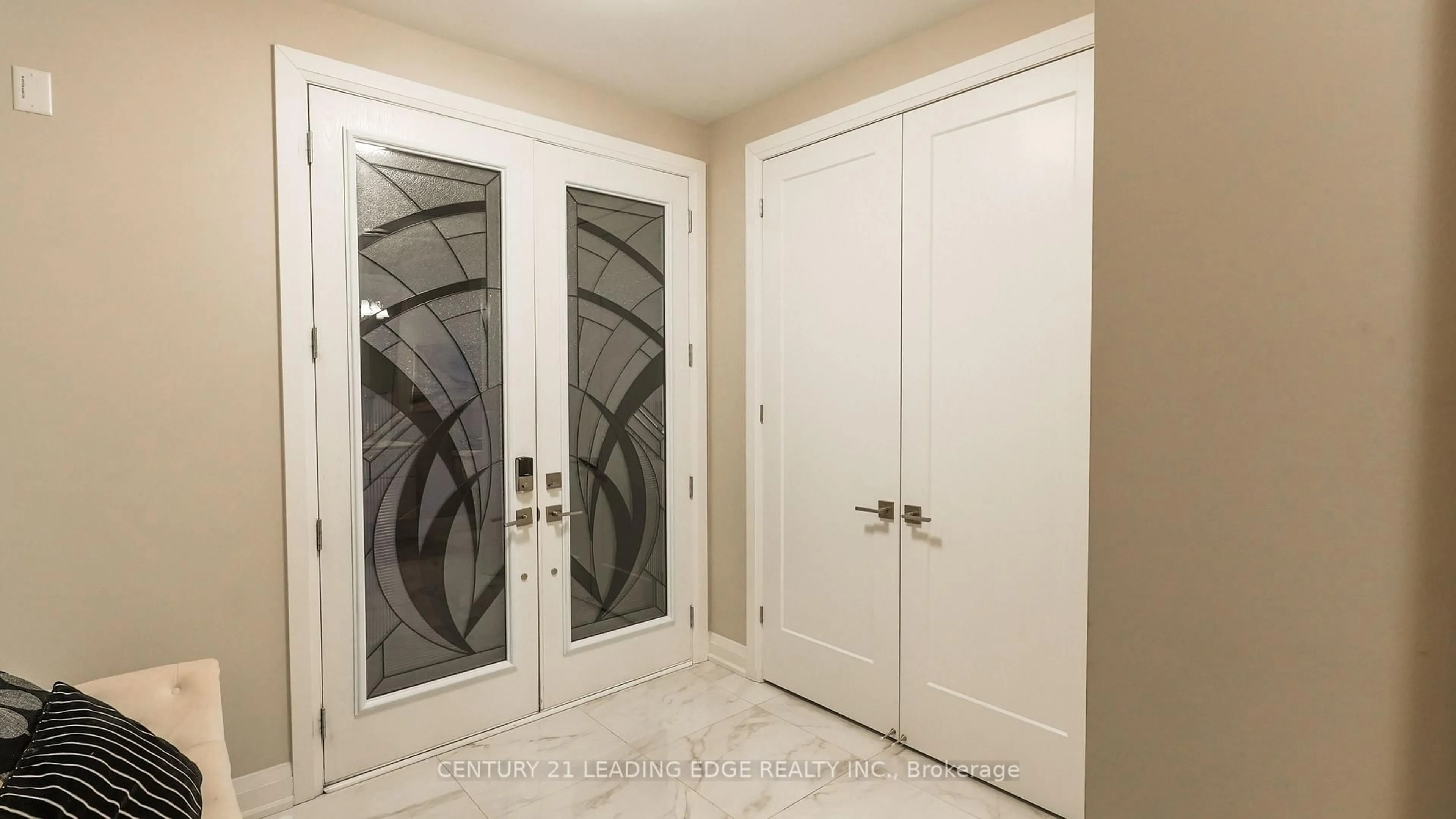 Indoor entryway for 34 Huggins Dr, Whitby Ontario L1P 0N4