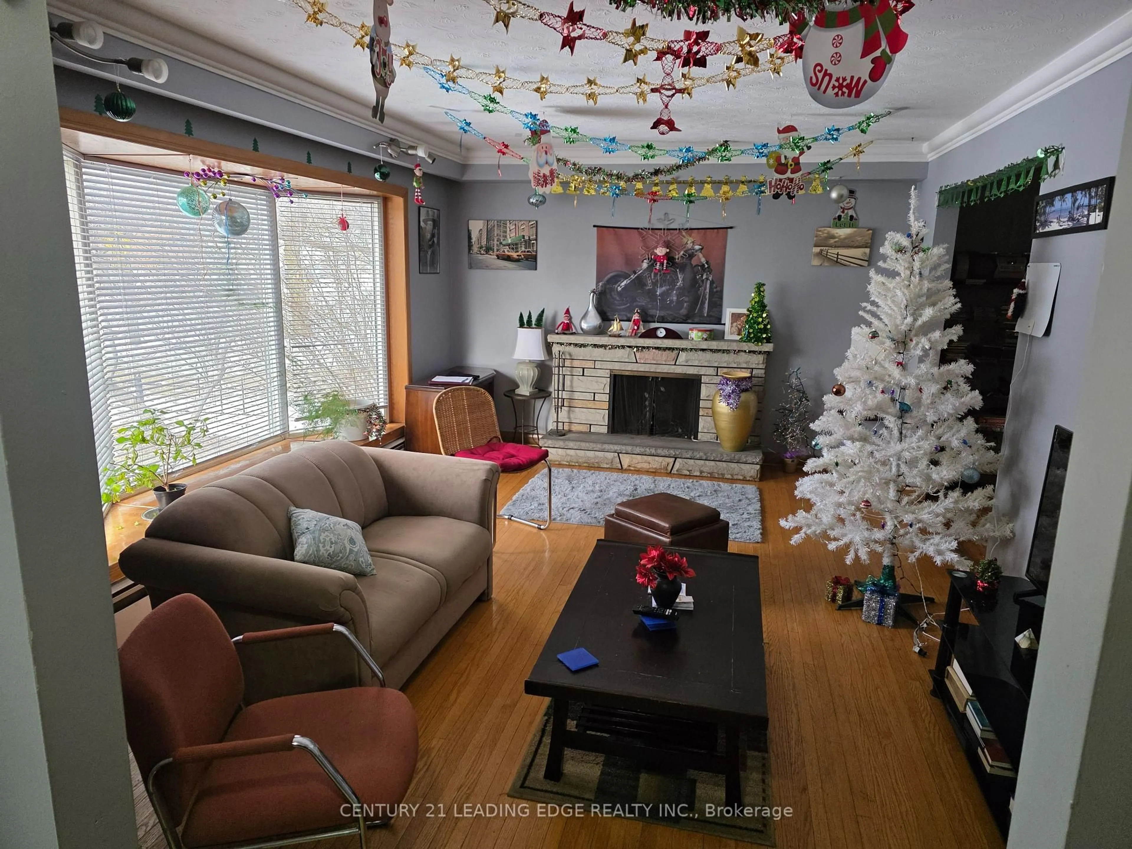 A pic of a room for 1097 Pharmacy Ave, Toronto Ontario M1R 2H2