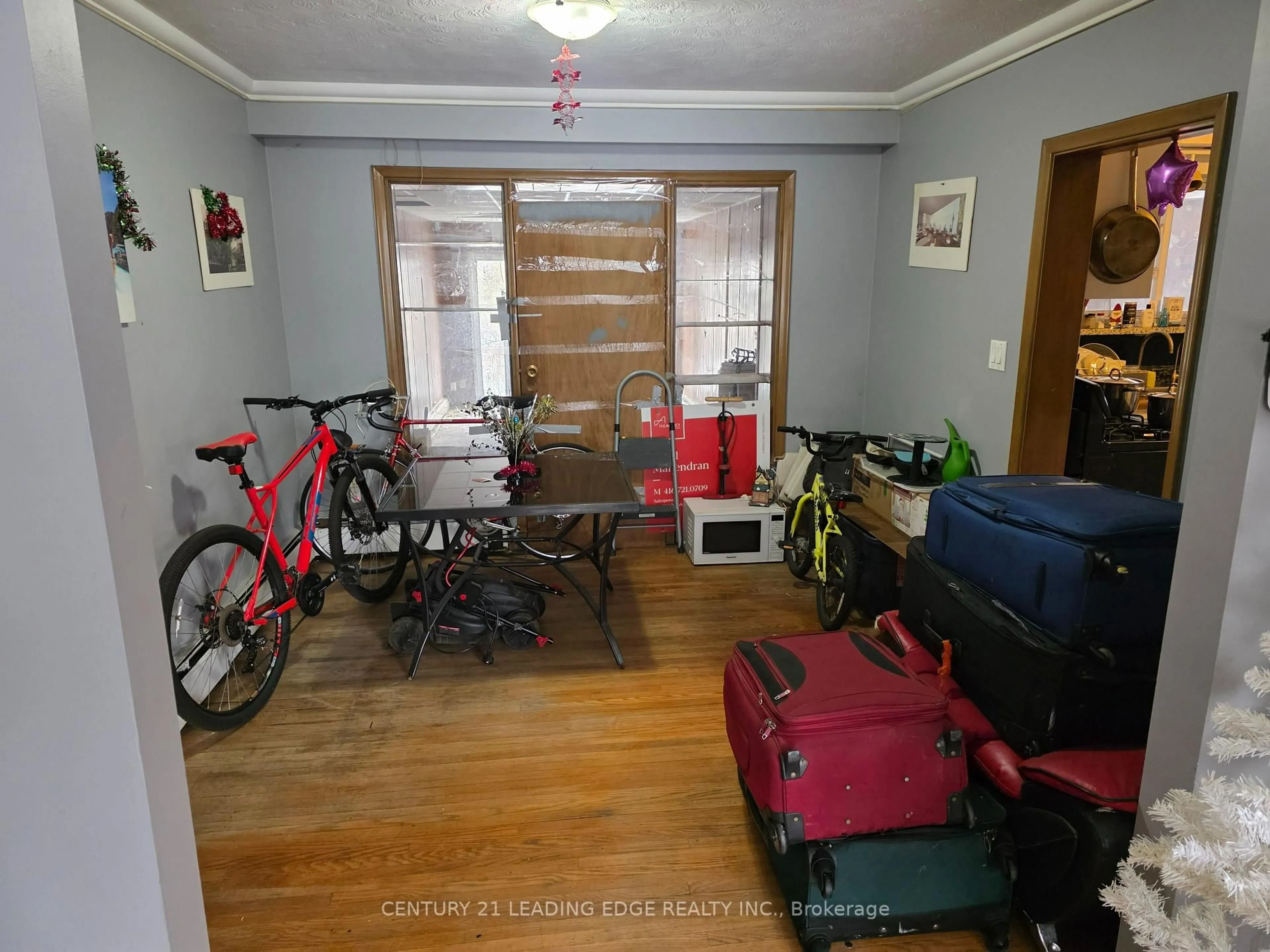 A pic of a room for 1097 Pharmacy Ave, Toronto Ontario M1R 2H2