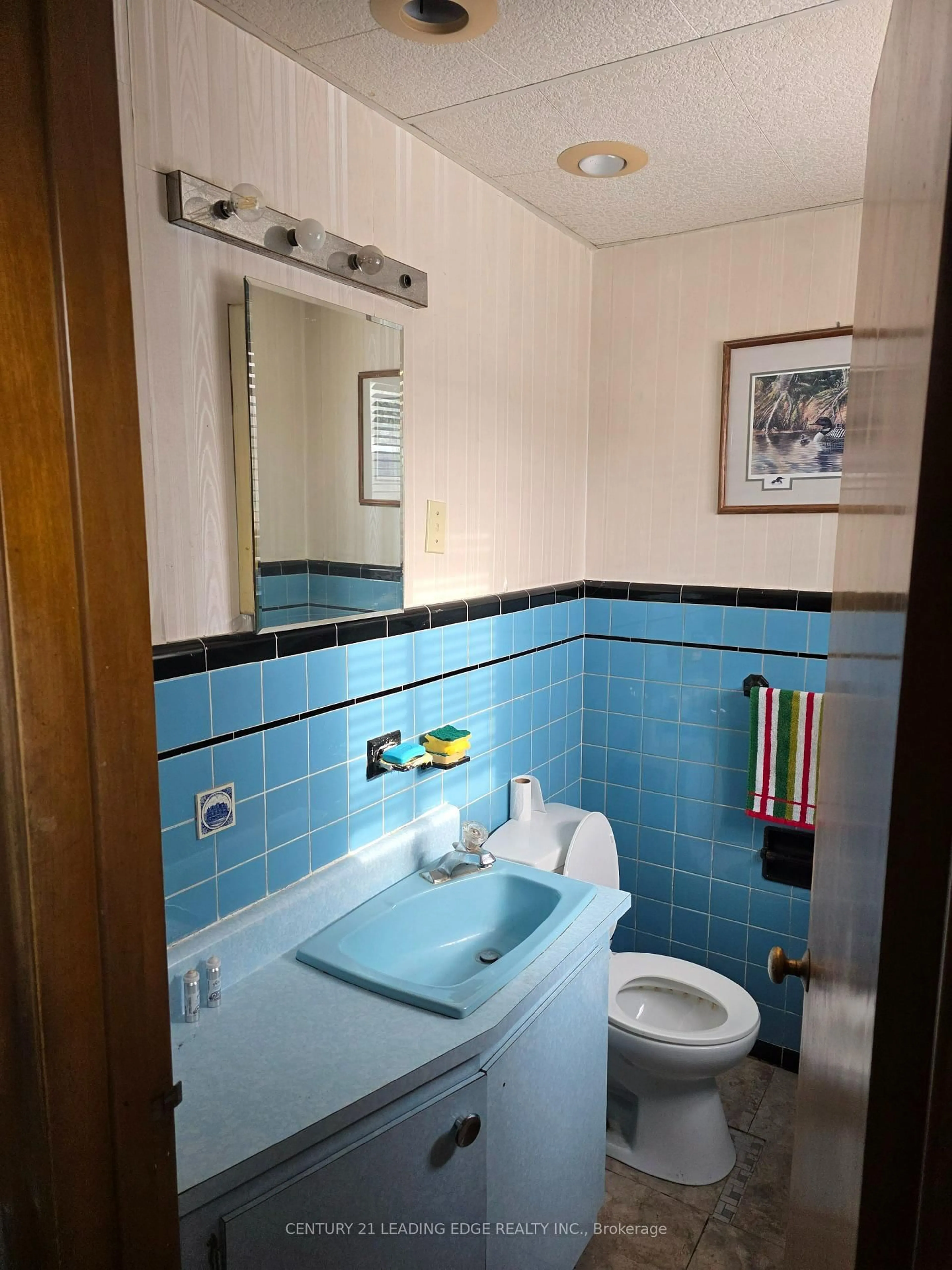 Standard bathroom, ceramic/tile floor for 1097 Pharmacy Ave, Toronto Ontario M1R 2H2
