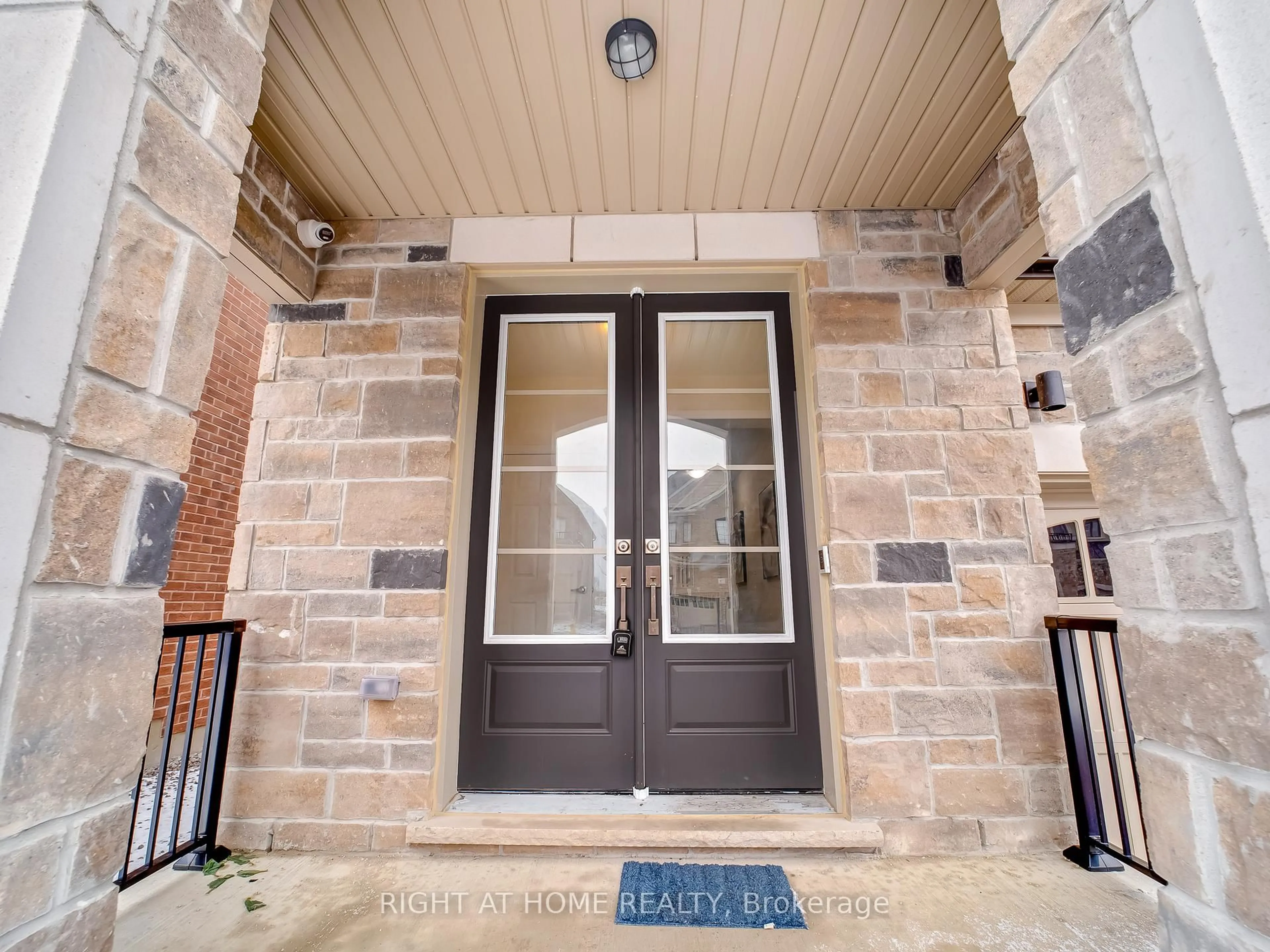 Indoor entryway for 79 Ed Ewert Ave, Clarington Ontario L1B 0W7