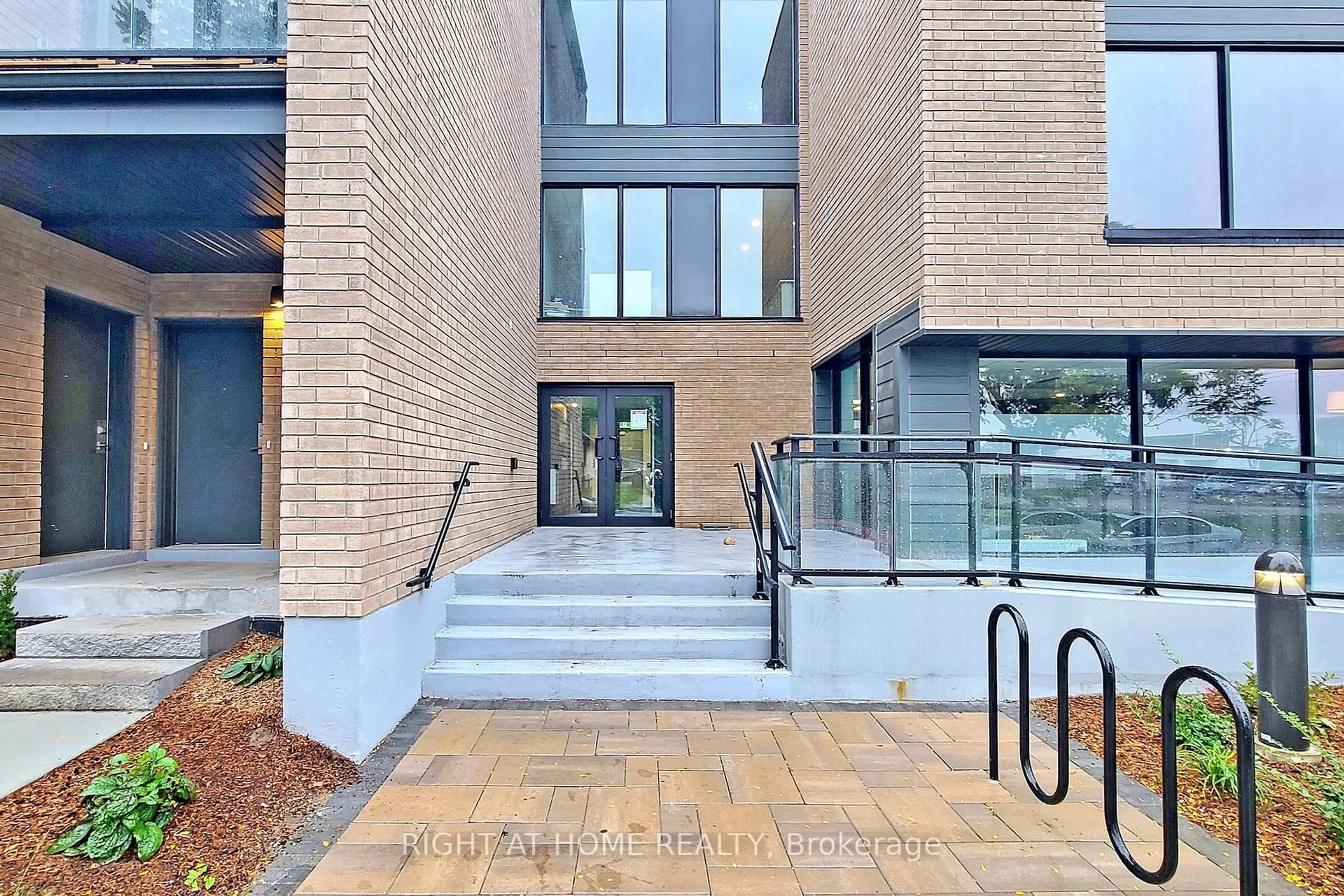 Indoor foyer for 1 Falaise Rd #620, Toronto Ontario M1E 0B9