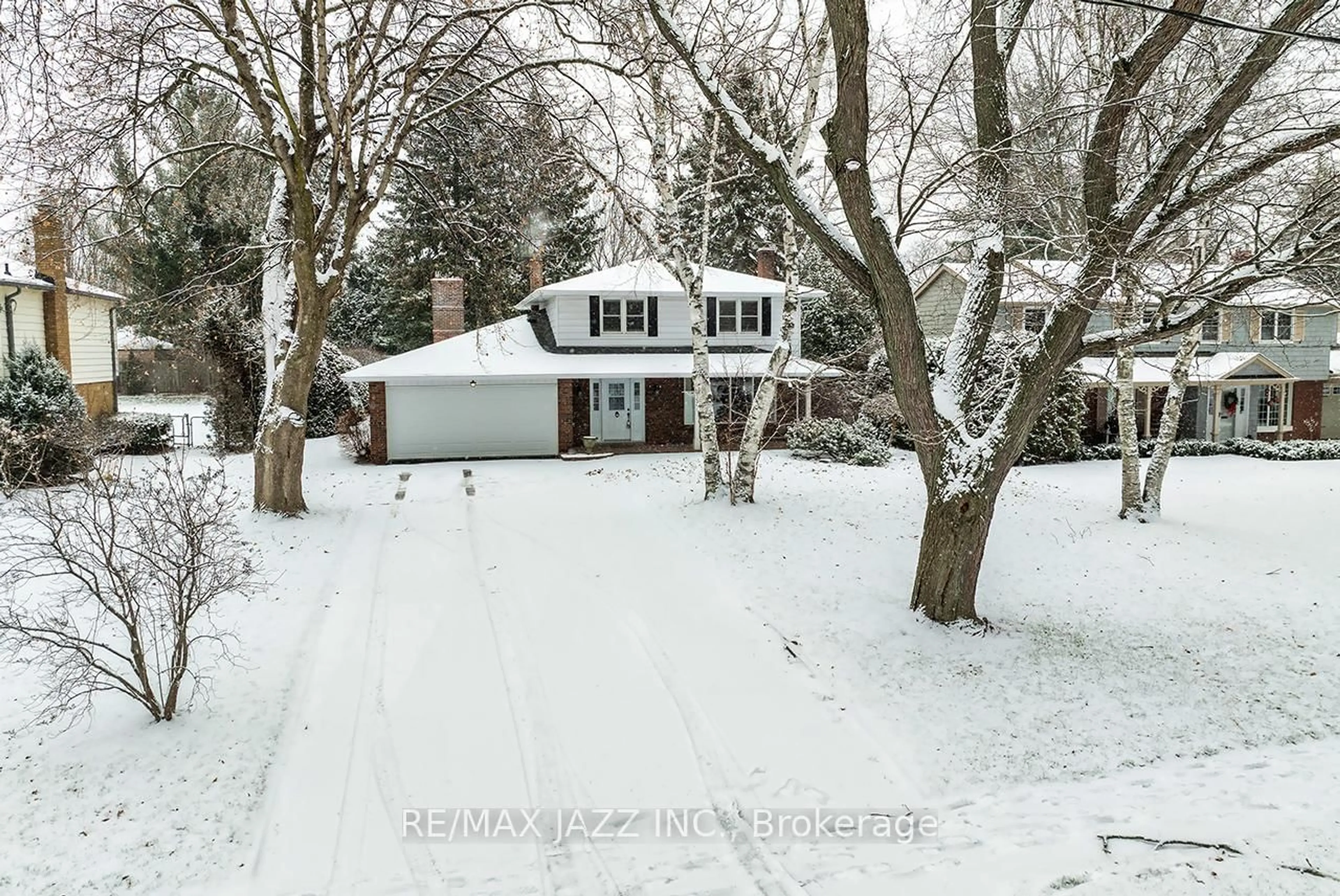 A pic from outside/outdoor area/front of a property/back of a property/a pic from drone, street for 233 Wellington St, Whitby Ontario L1N 5L7